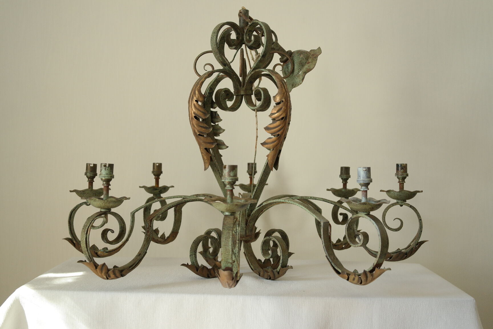 Lustre with 8 branches in wrought iron, grey-green patina and antique gilding.