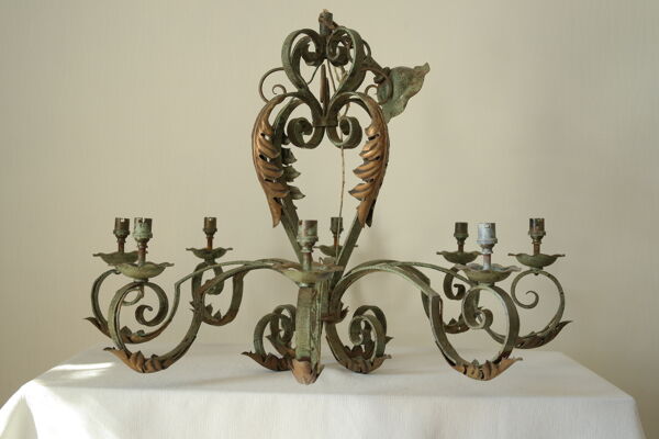Lustre 8 branches en fer forgé patine gris de vert  et dorure ancien