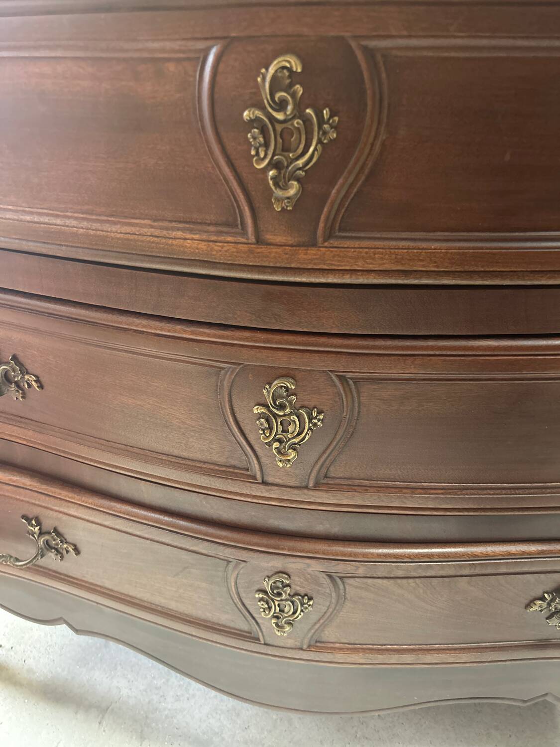 Curved chest of drawers