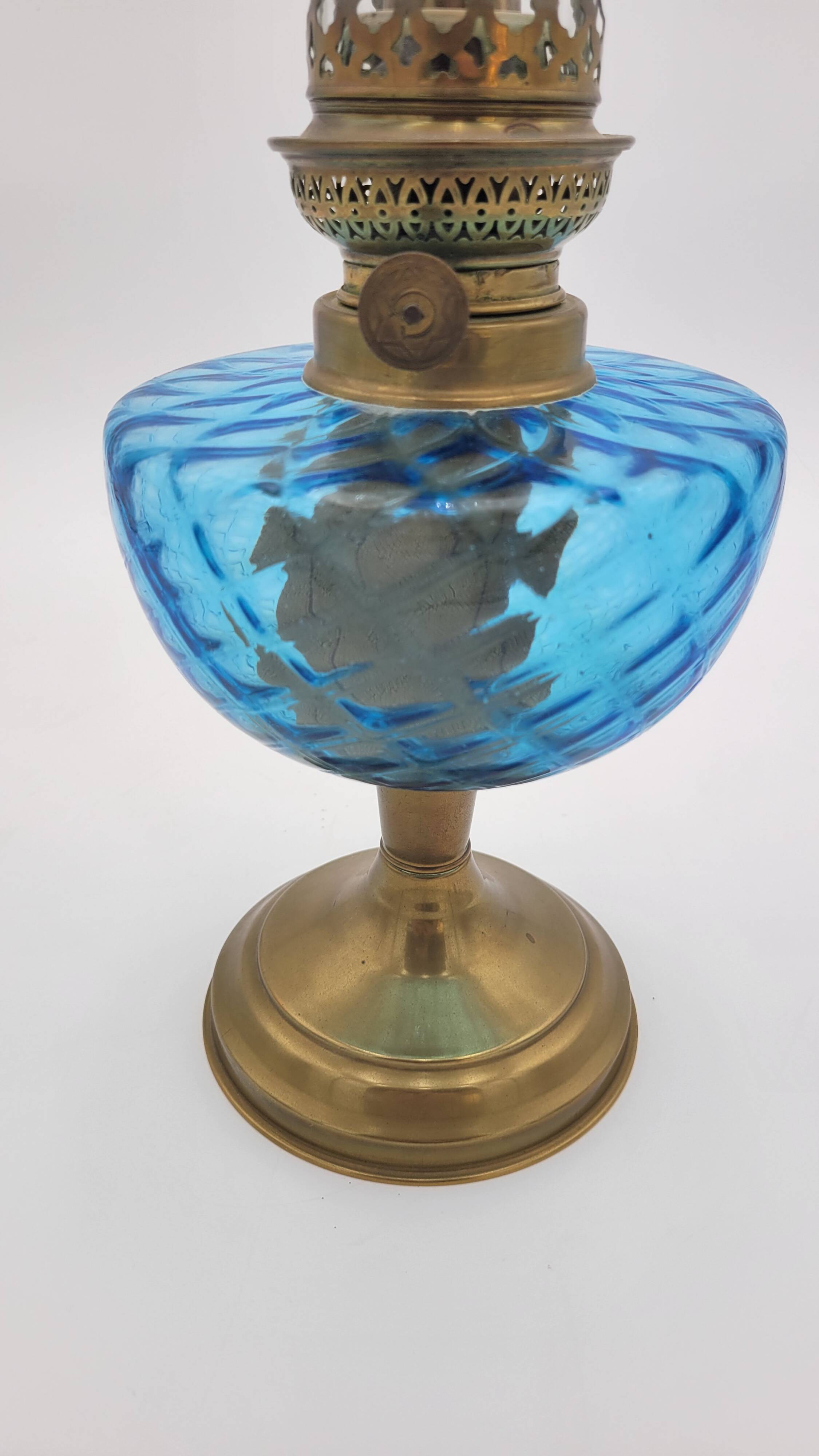 Lampe à huile en verre bleu et laiton