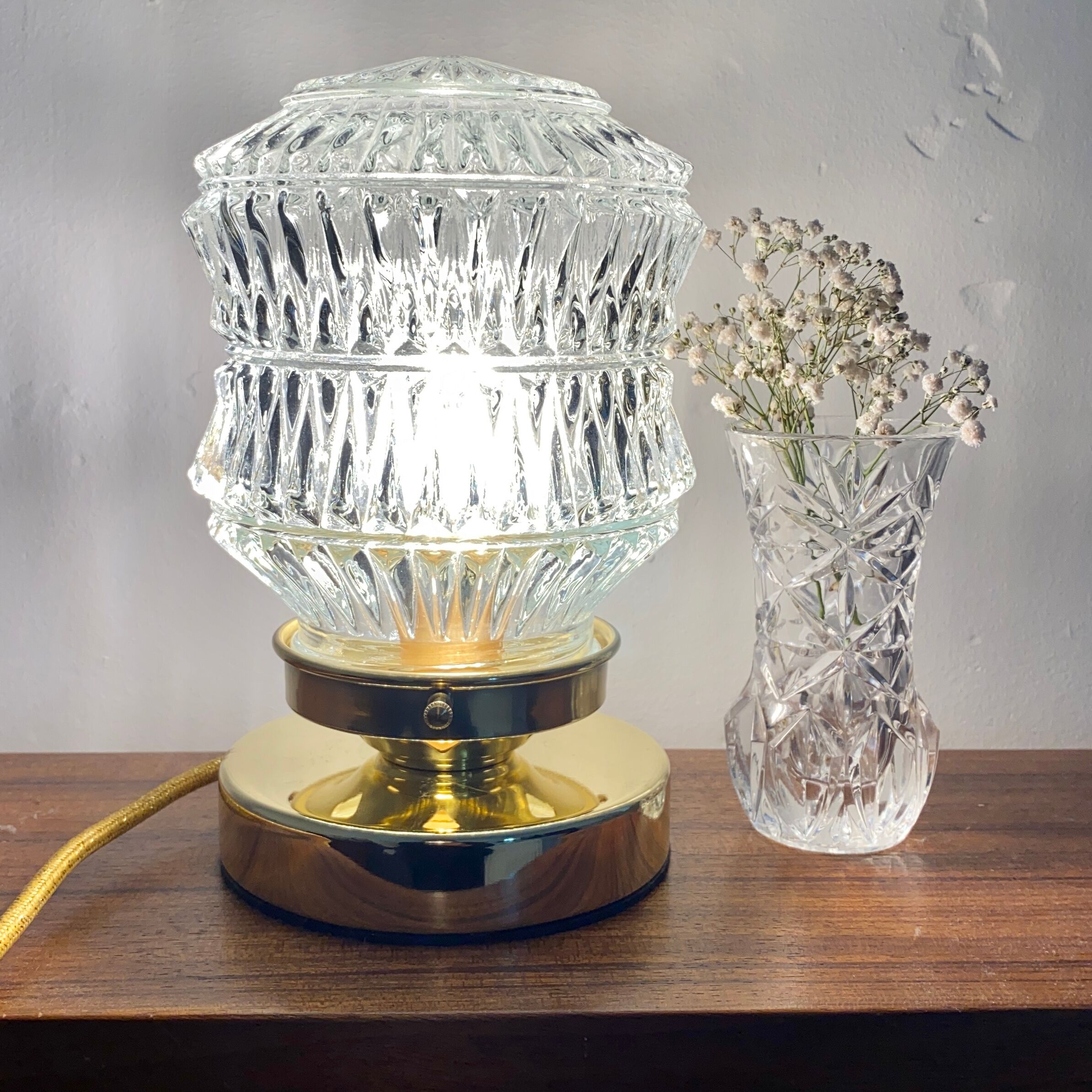 Lampe à poser globe vintage en verre moulé