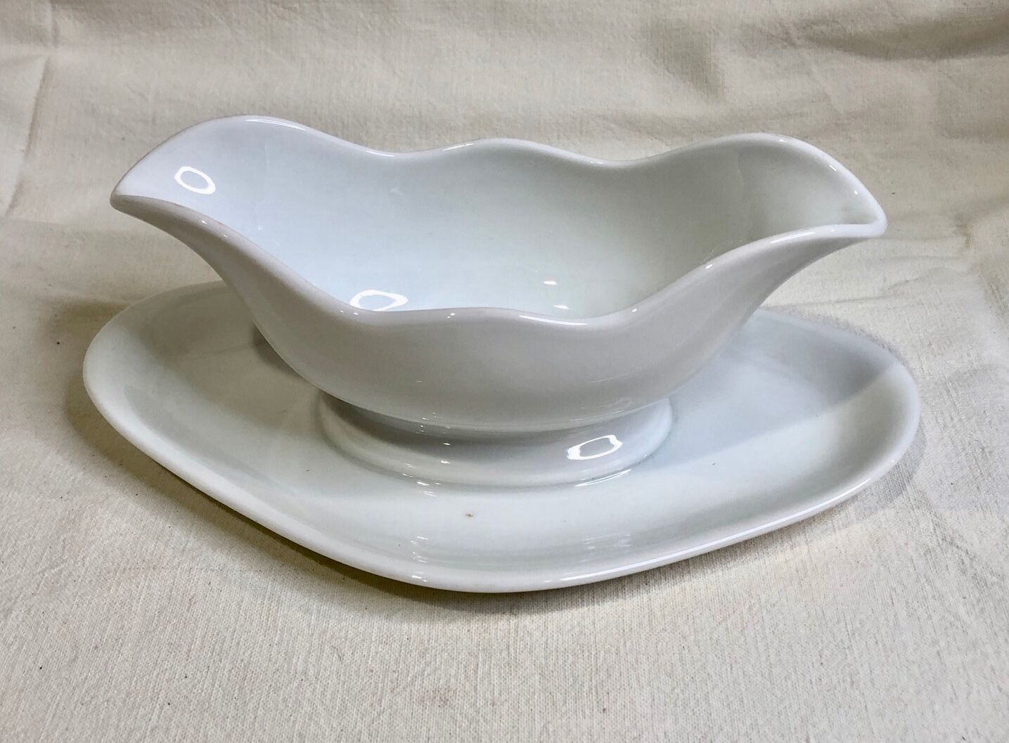 Saucière en porcelaine blanche. AH & C, France.