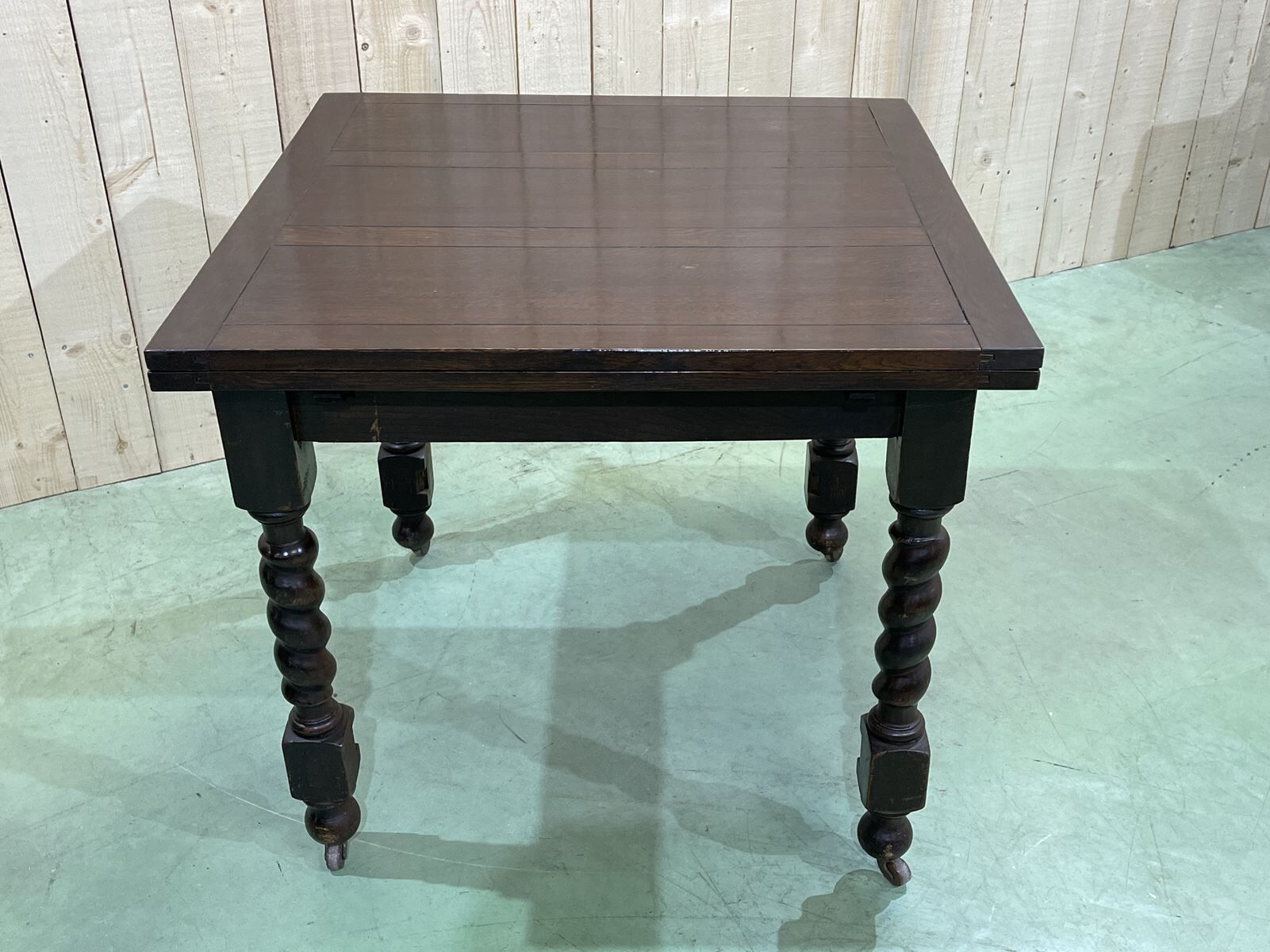 English oak table from the 1930s with 2 extensions