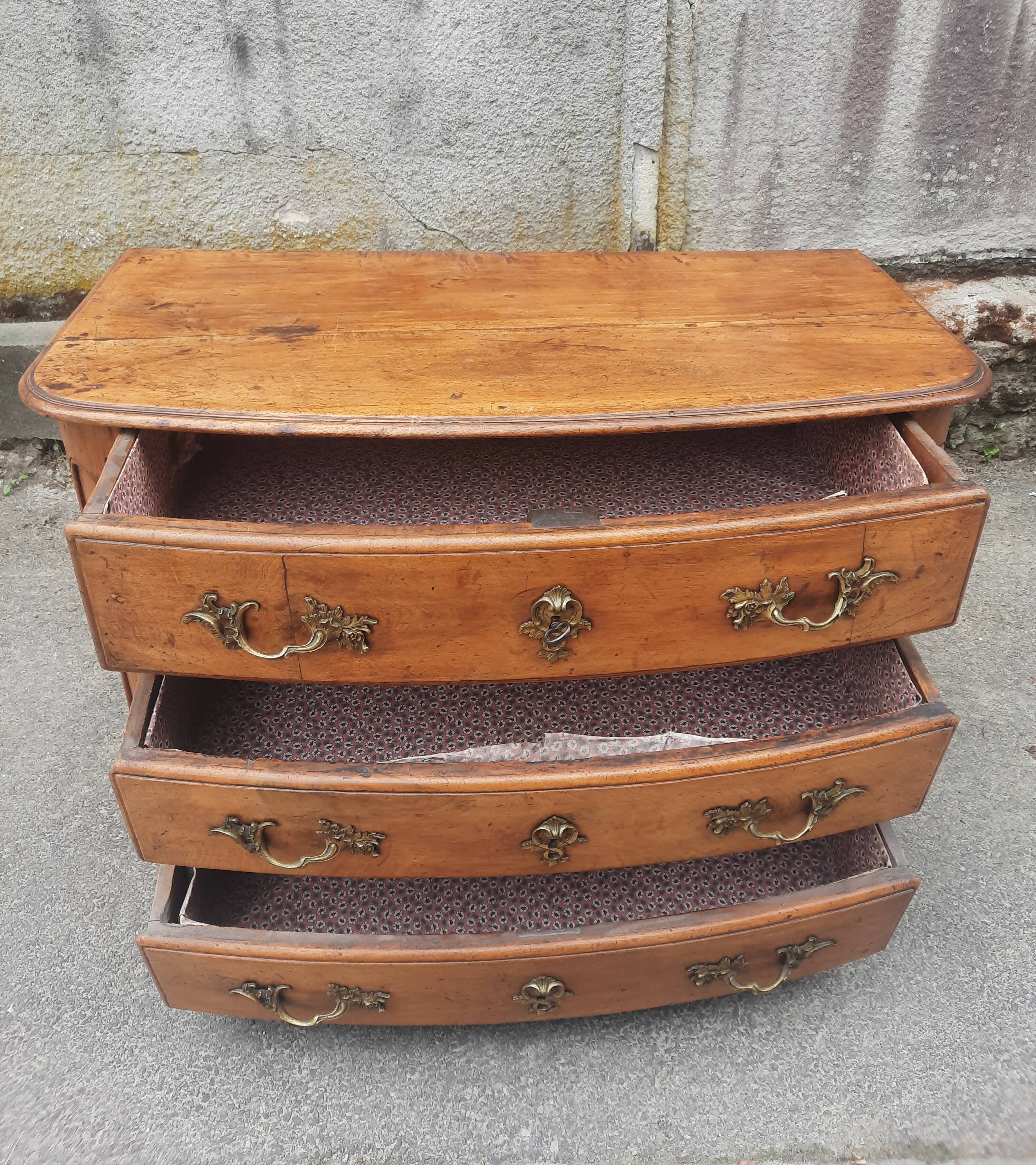 Commode en noyer massif, XVIIIème s.