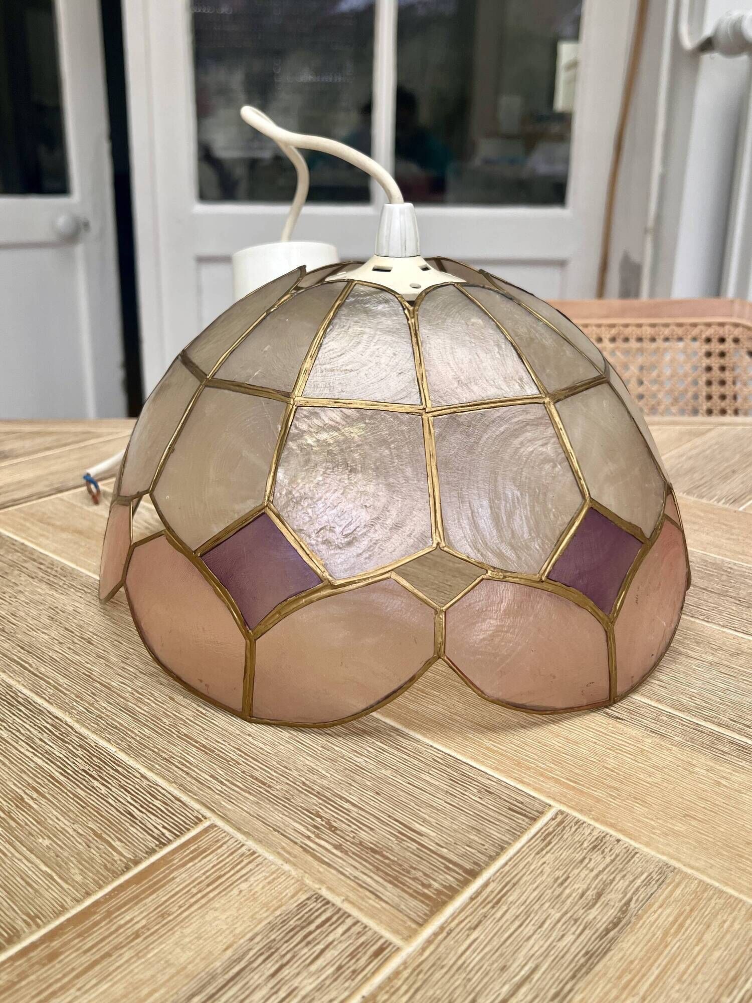 Pendant lamp in mother-of-pearl and brass arlequin pink