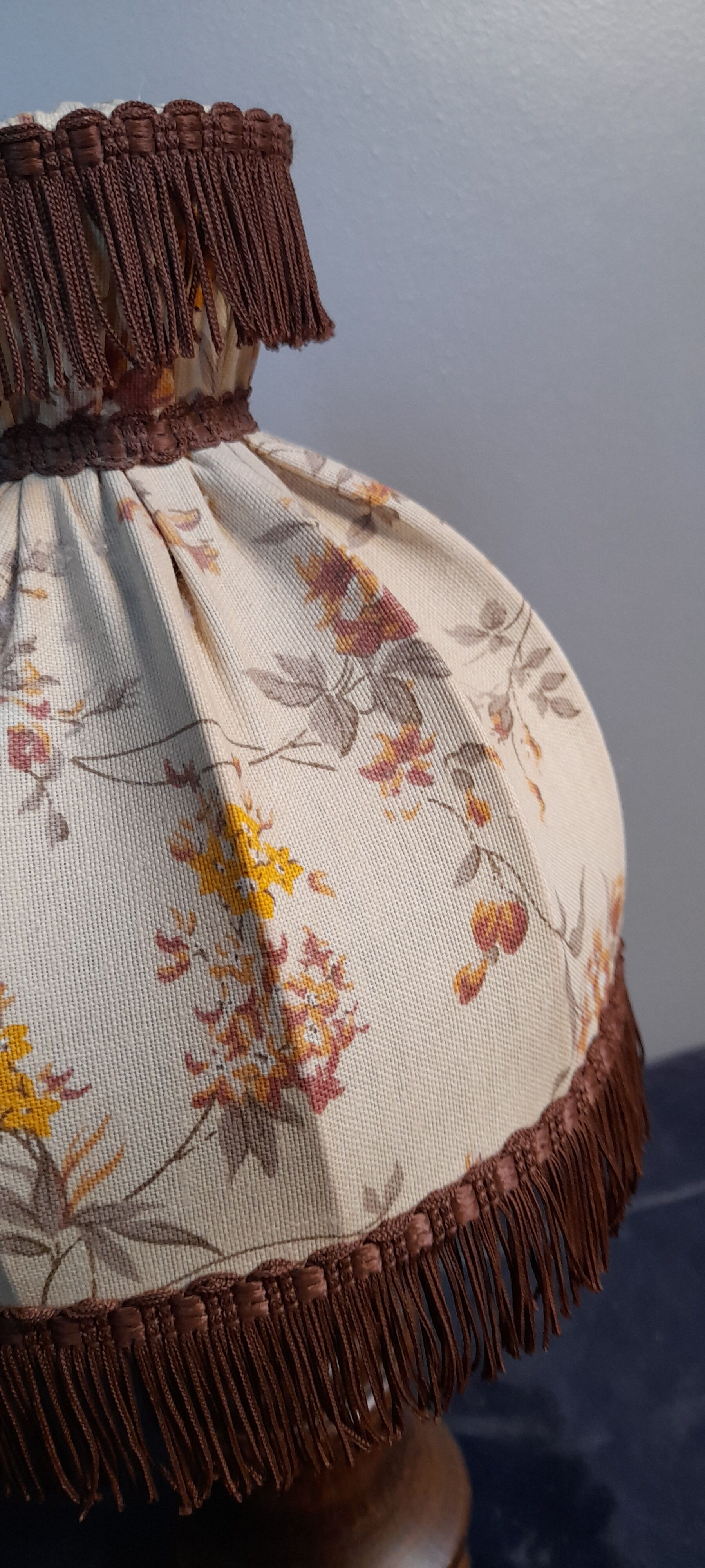 Lampe de chevet bois tourné abat jour dôme écru fleurs et marron, rustique & romantique, années 50