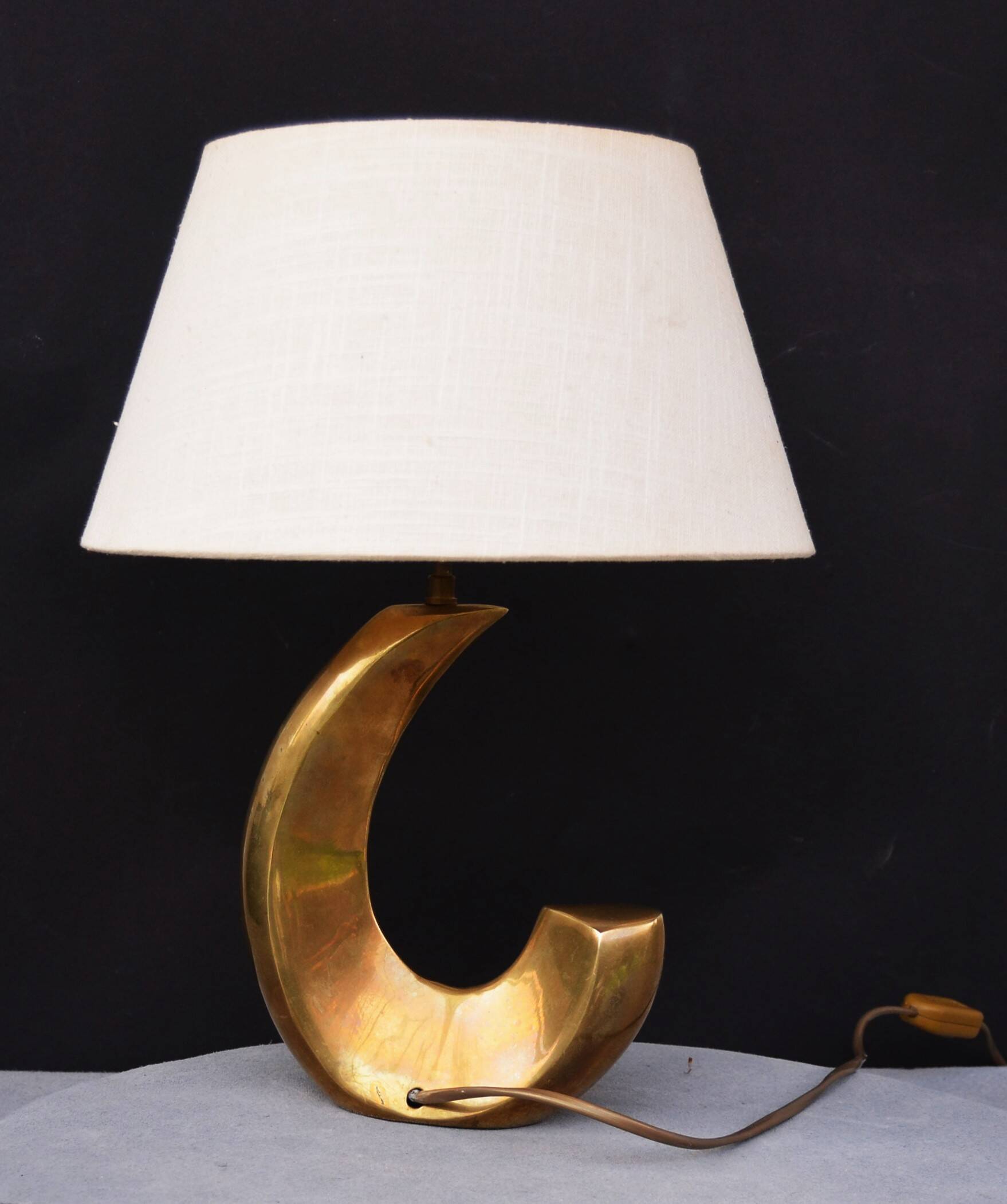 Lampe de table sculpturale en laiton en forme de vague