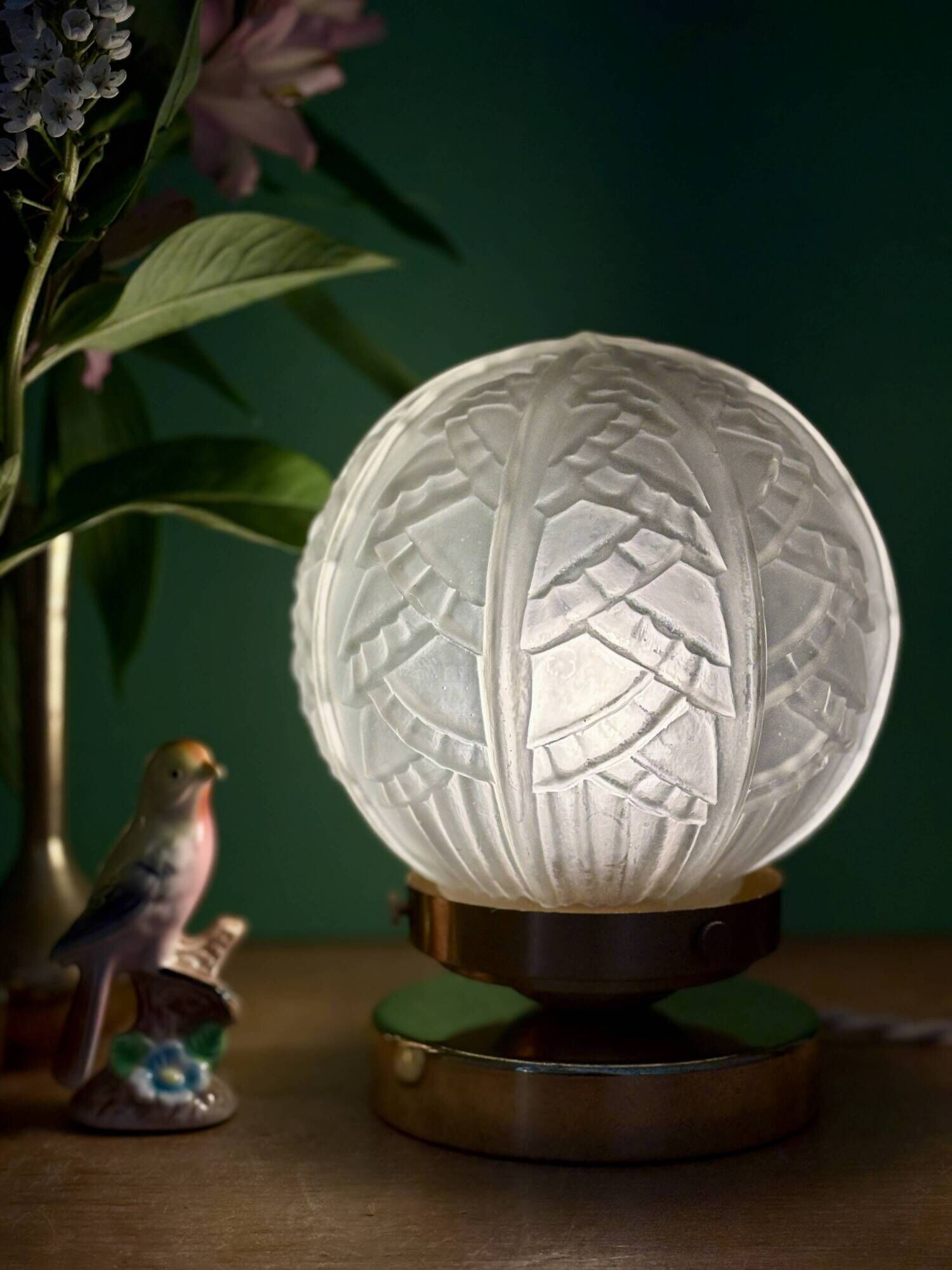 Lampe à poser globe vintage art déco en verre dépoli