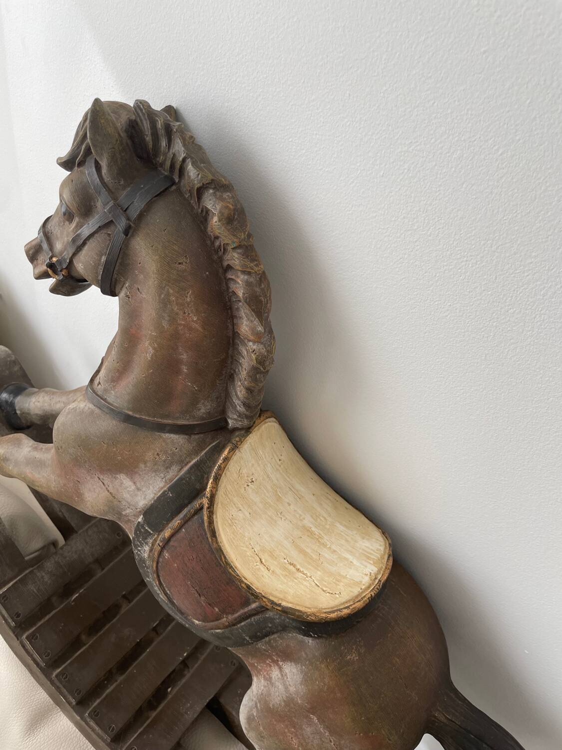 Cheval à bascule antique