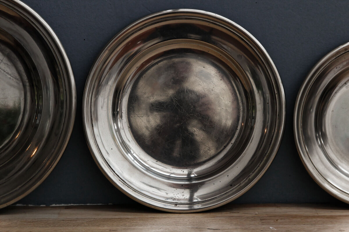 Series of 3 plates in silver metal, Ravinet punch