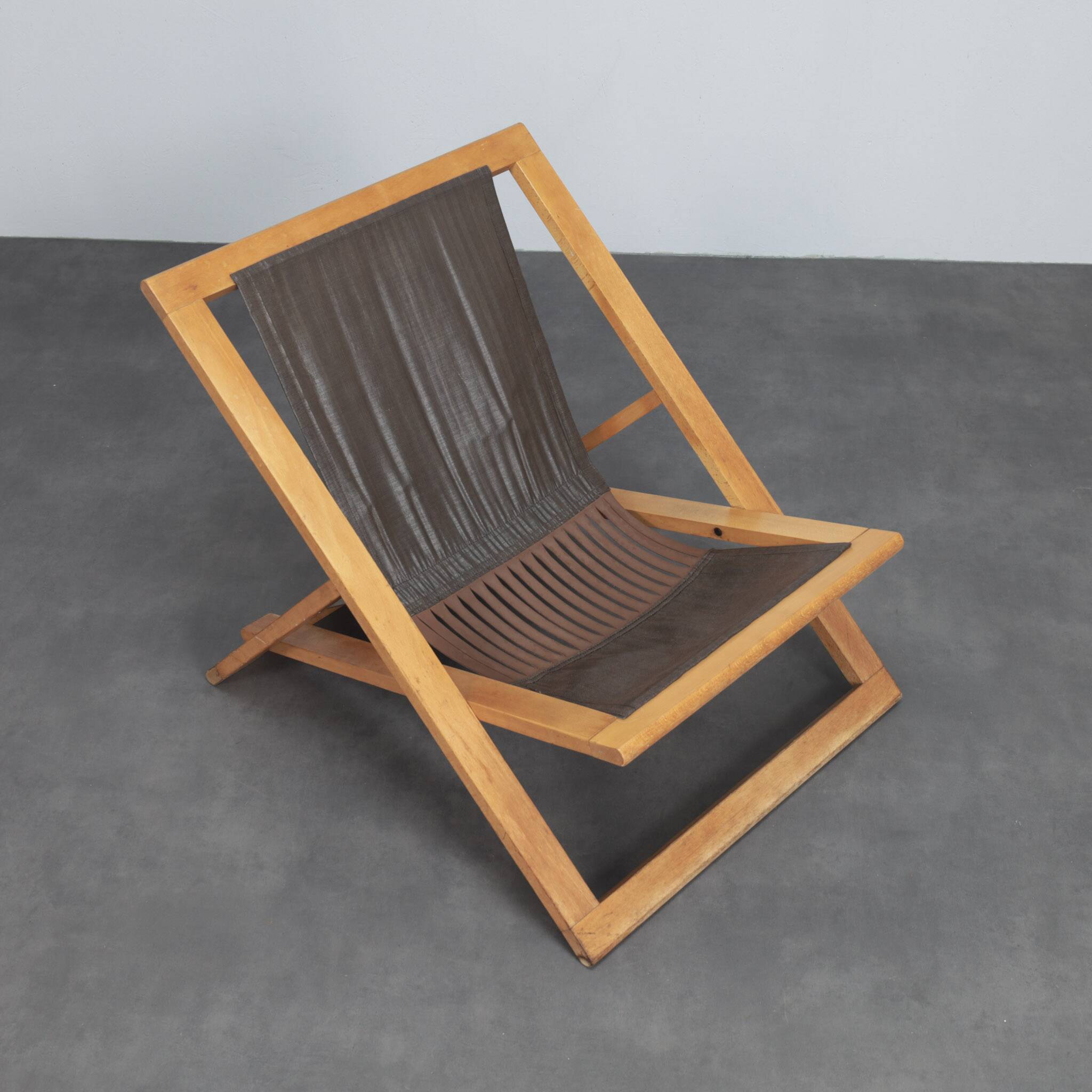 Modernist folding lounge chair with wooden frame, 1970s