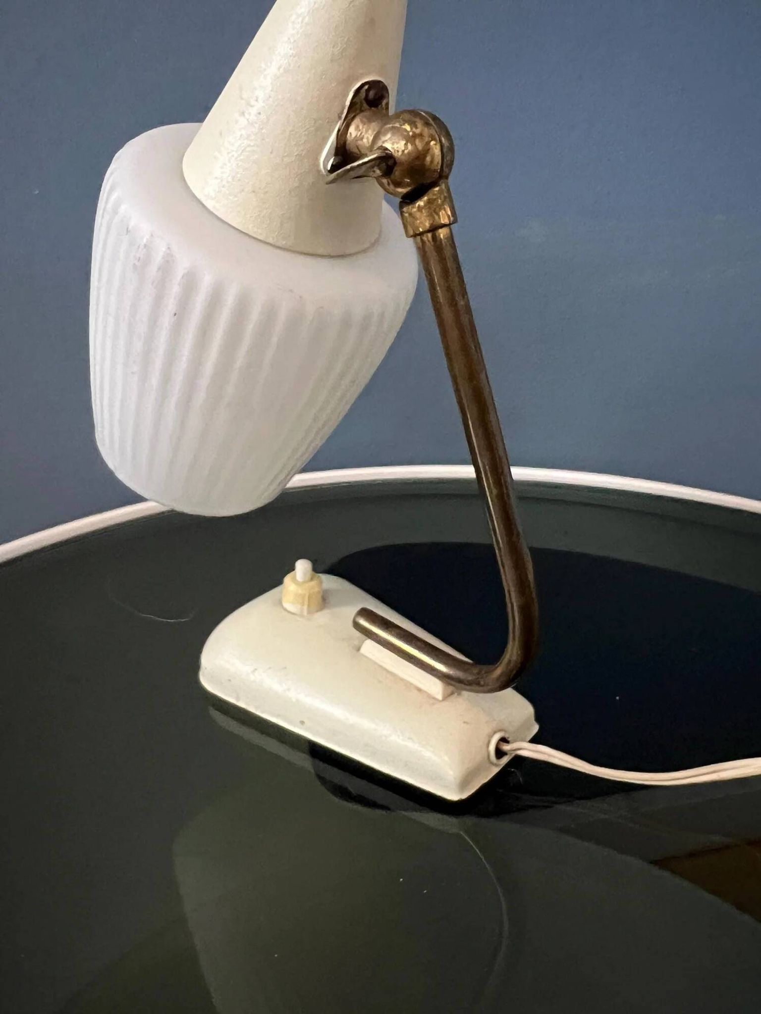 Lampe de bureau en verre opalin de style Art déco du milieu du siècle