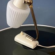 Lampe de bureau en verre opalin de style Art déco du milieu du siècle