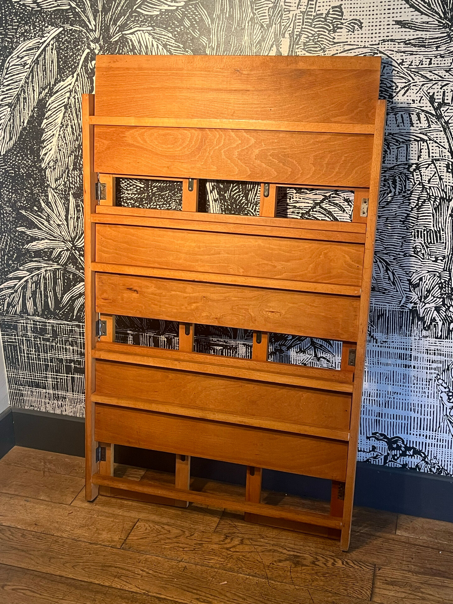 Foldable second-hand bookshop library