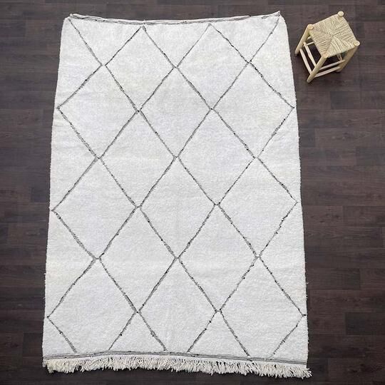 Berber rug with hollow diamonds