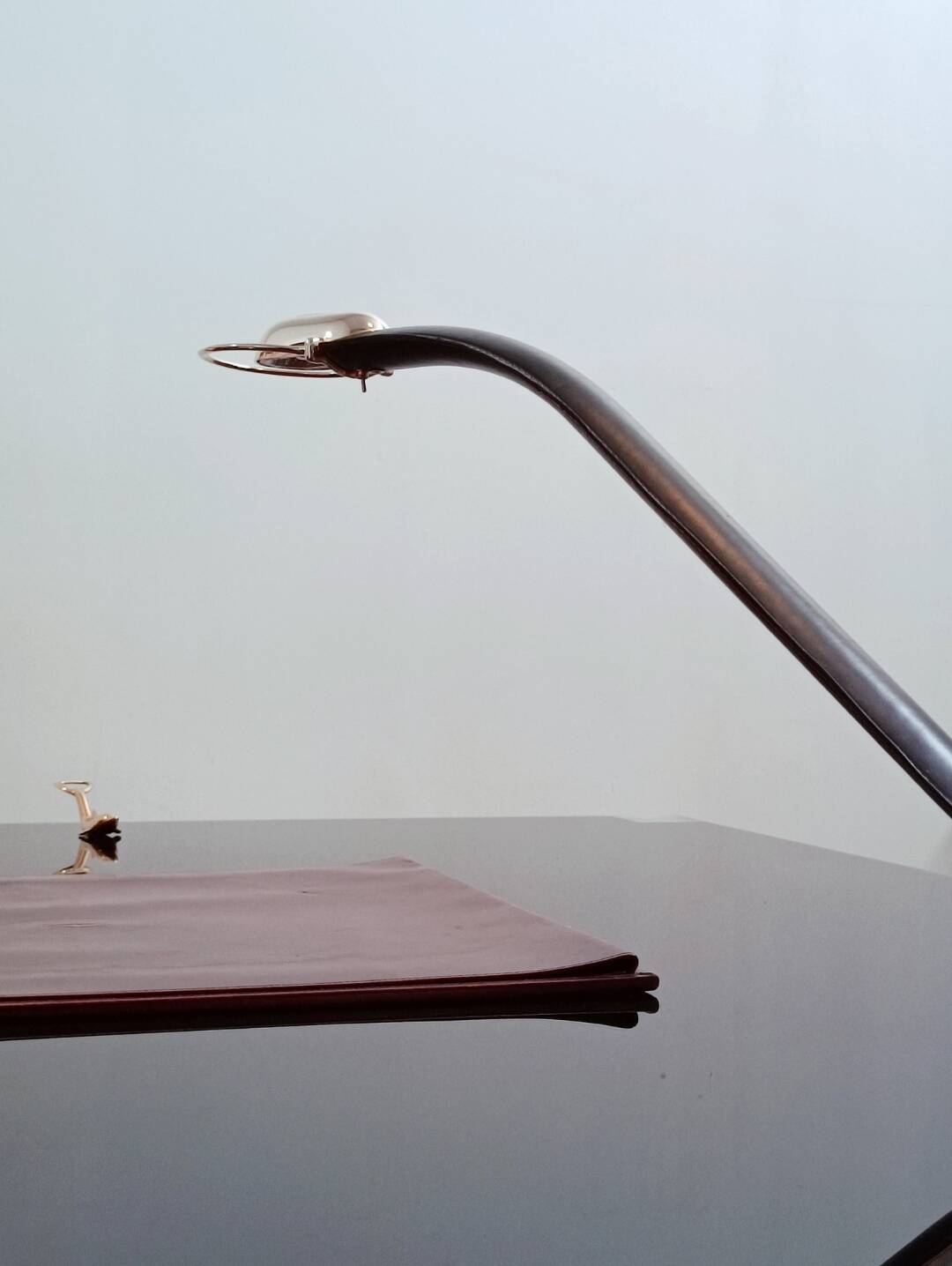 Cobra leather desk lamp by Traso Milano 1988