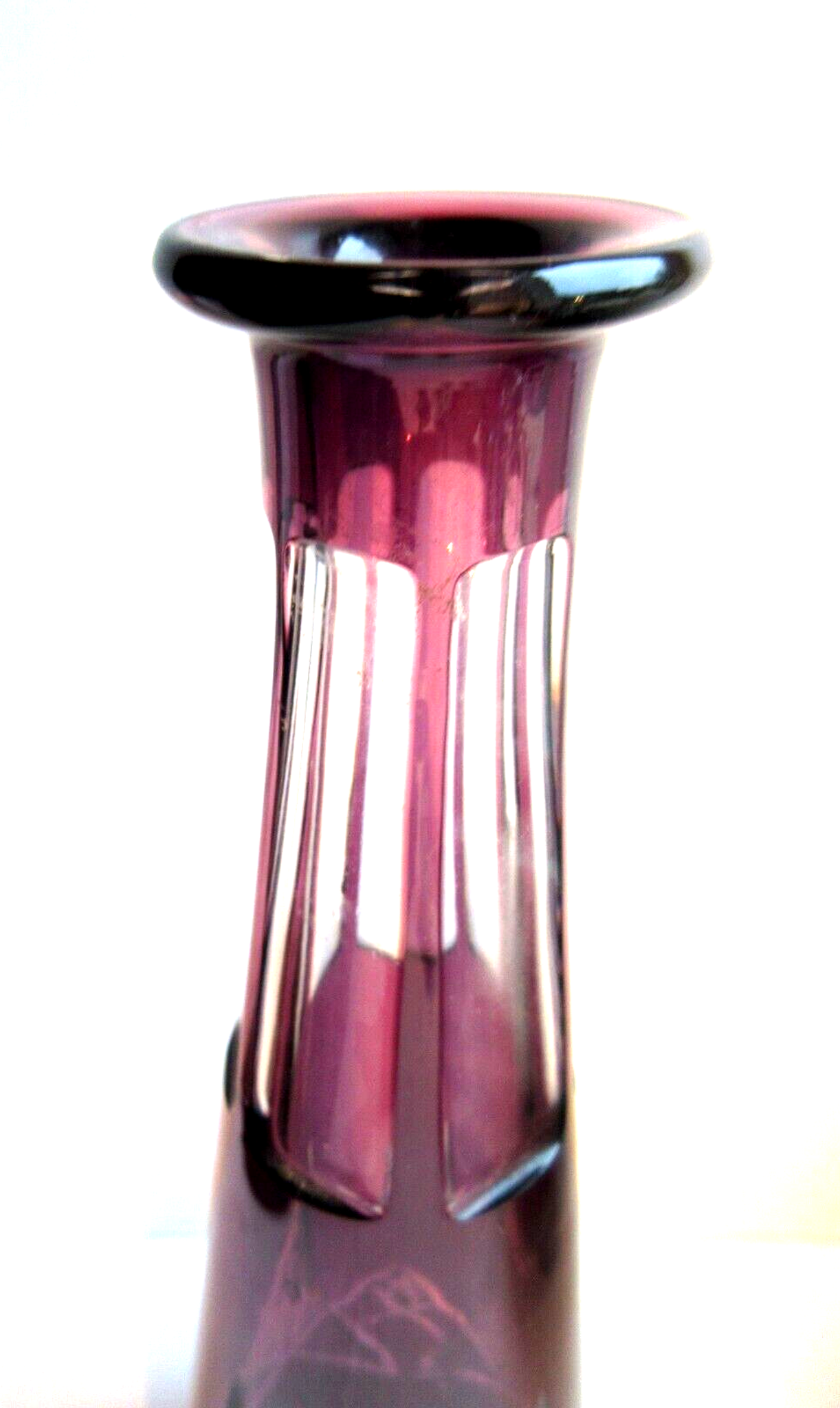 Carafe cristal Baccarat Saint-Louis, modèle Massenet ciselée violette et blanche