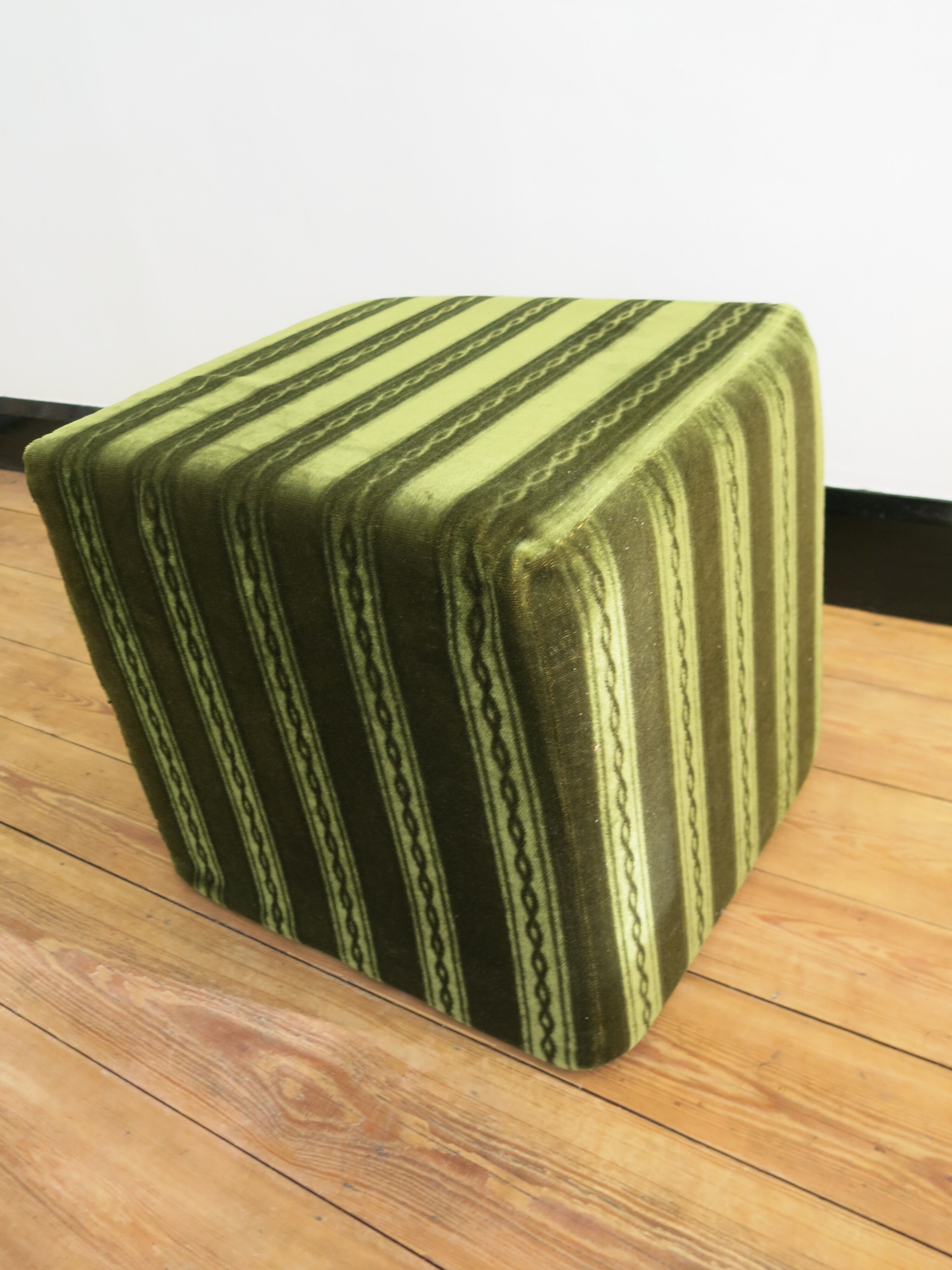 Pouf vintage en velours vert