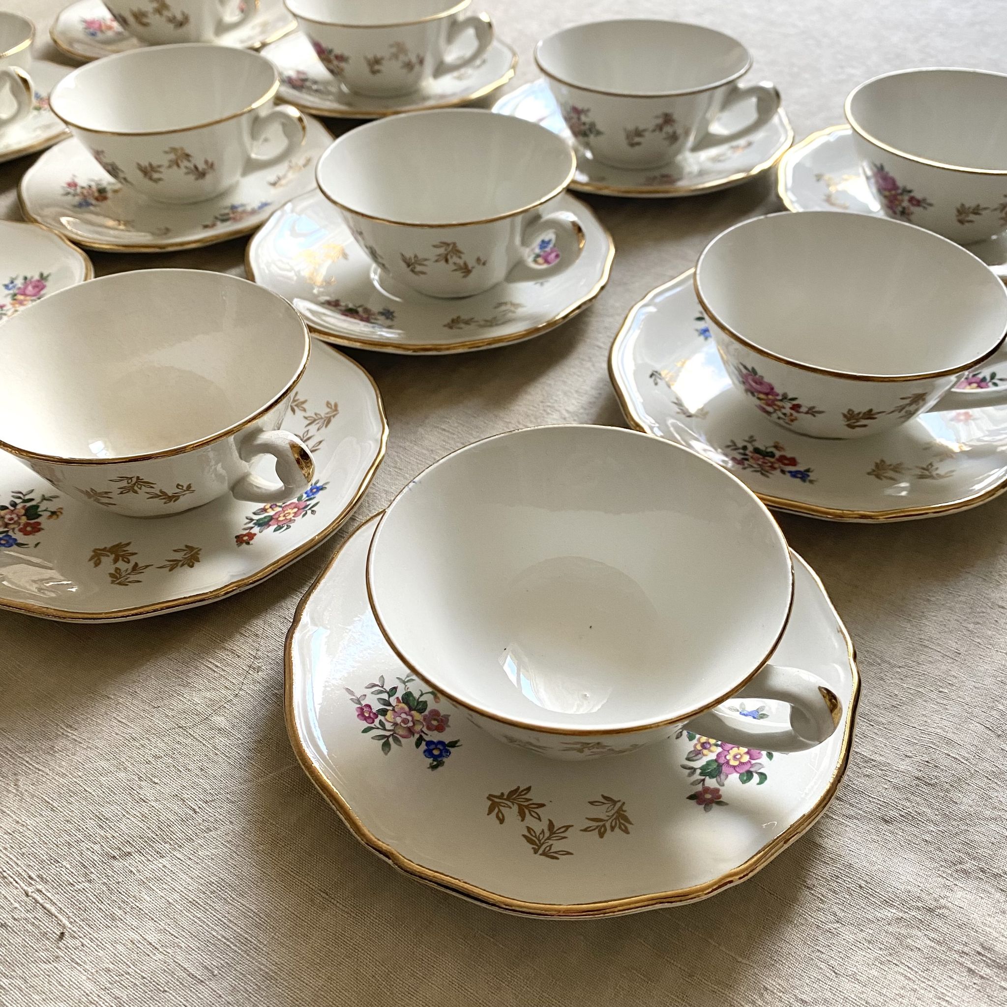 Antique tea set in Amandinoise porcelain