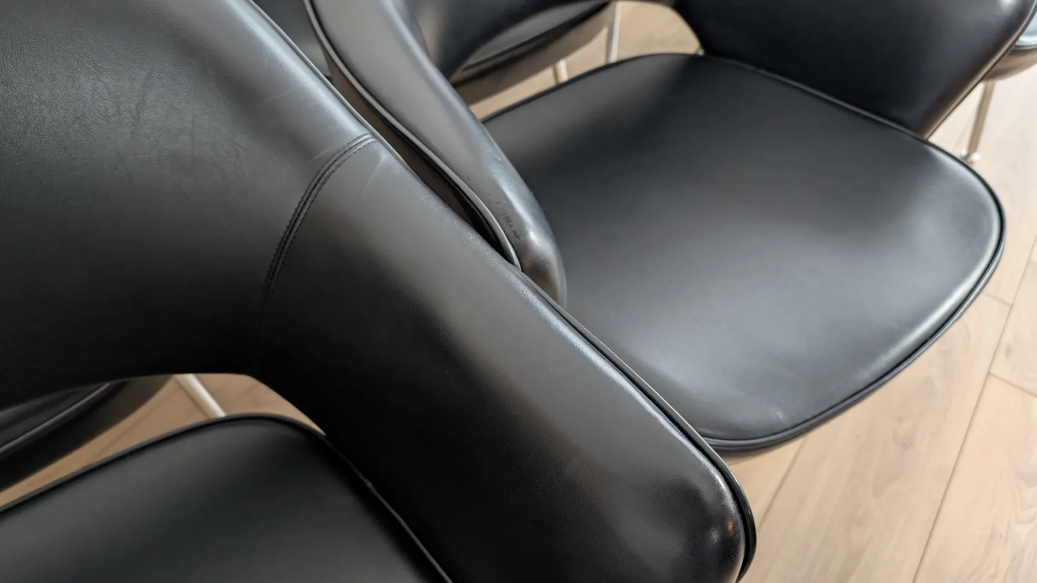 Set of 6 "Conference" chairs by Eero Saarinen for Knoll International
