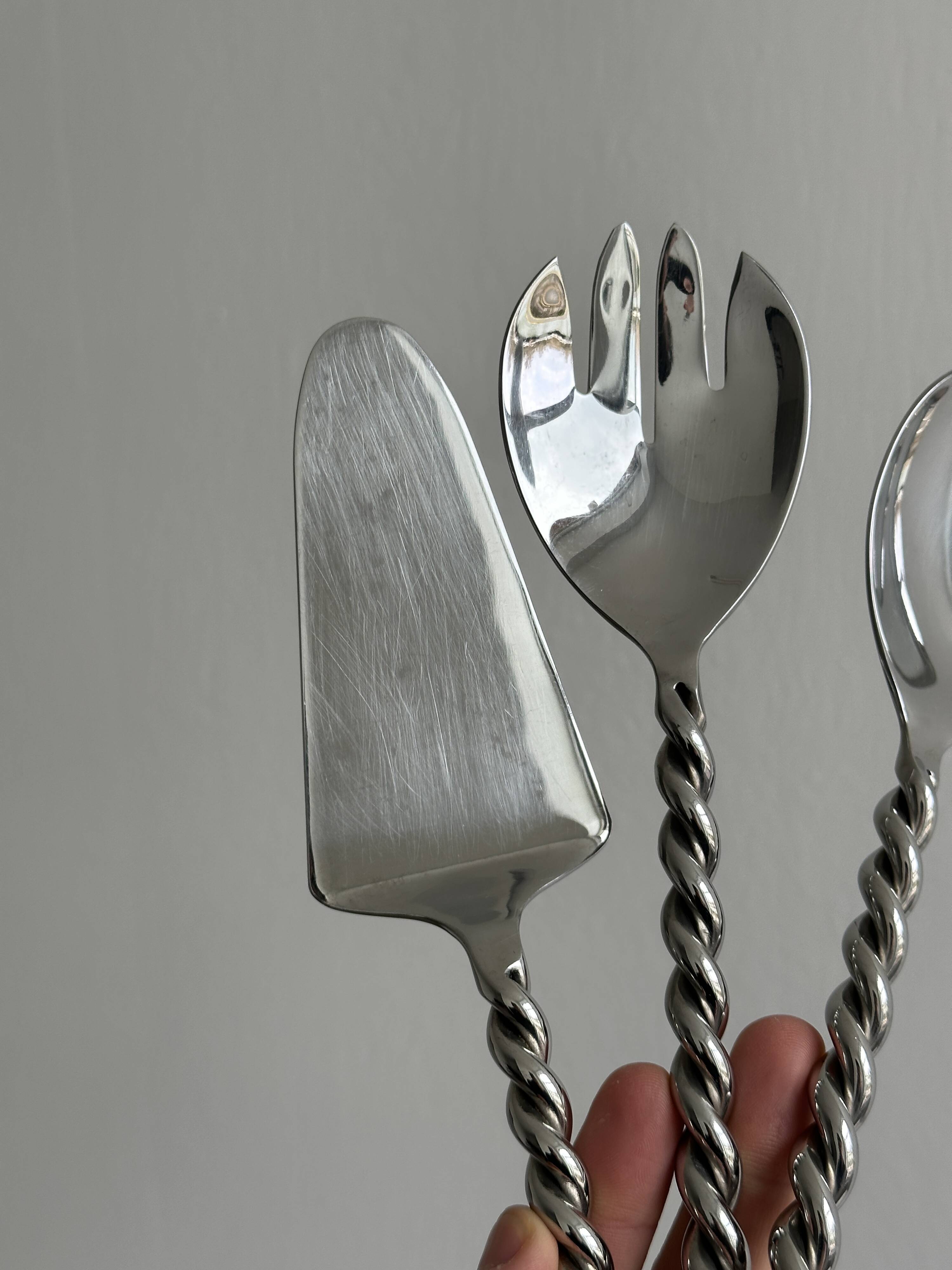 Couverts à salade et pelle à tarte en métal argenté torsadé