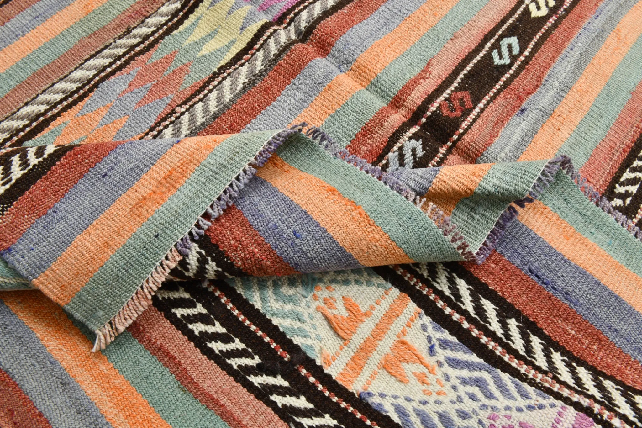 Vintage Turkish Green Kilim Rug, Bohemian Eclectic Home Decor, 176x230Cm
