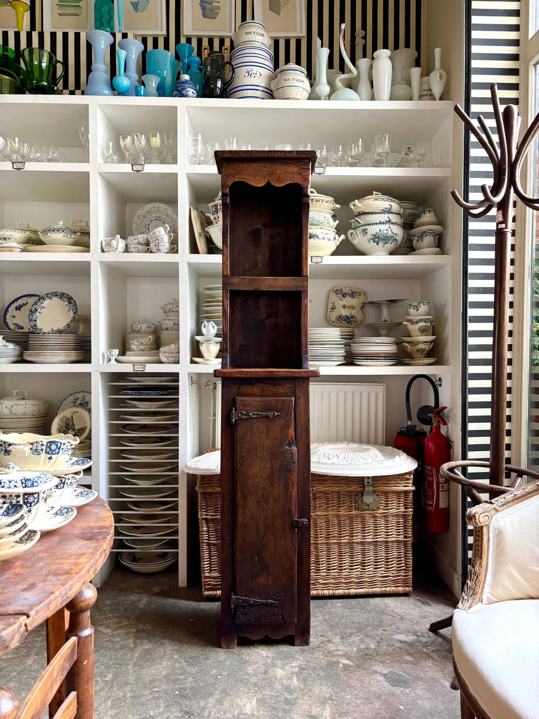 Meuble de rangement en bois foncé - XVIIIème