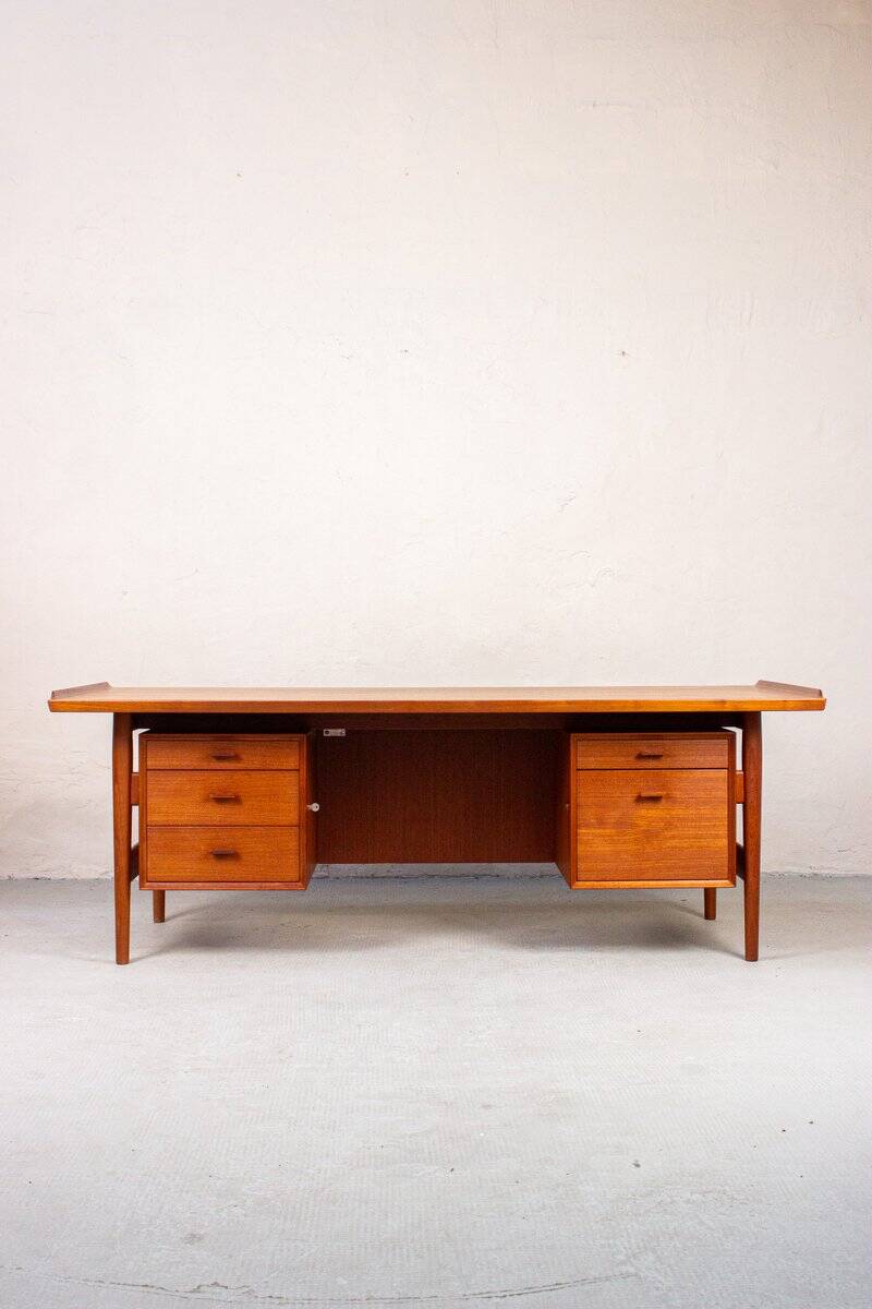 Danish mid-century desk model 207 in teak by Arne Vodder for Sibast, 1960s.