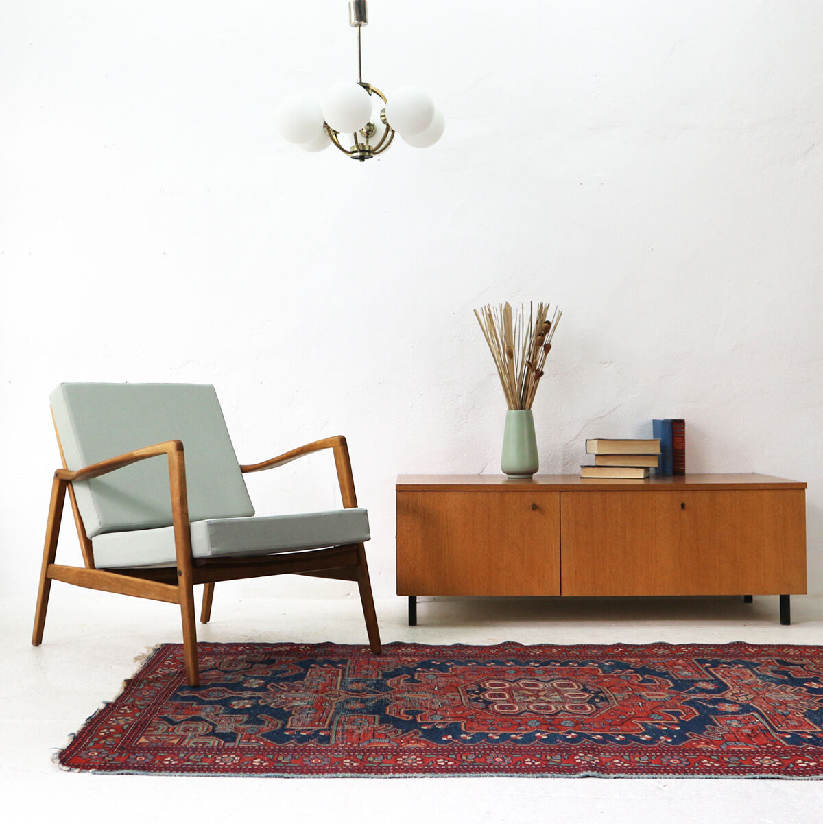 Lustre en laiton des années 50 avec abat-jour en verre dépoli