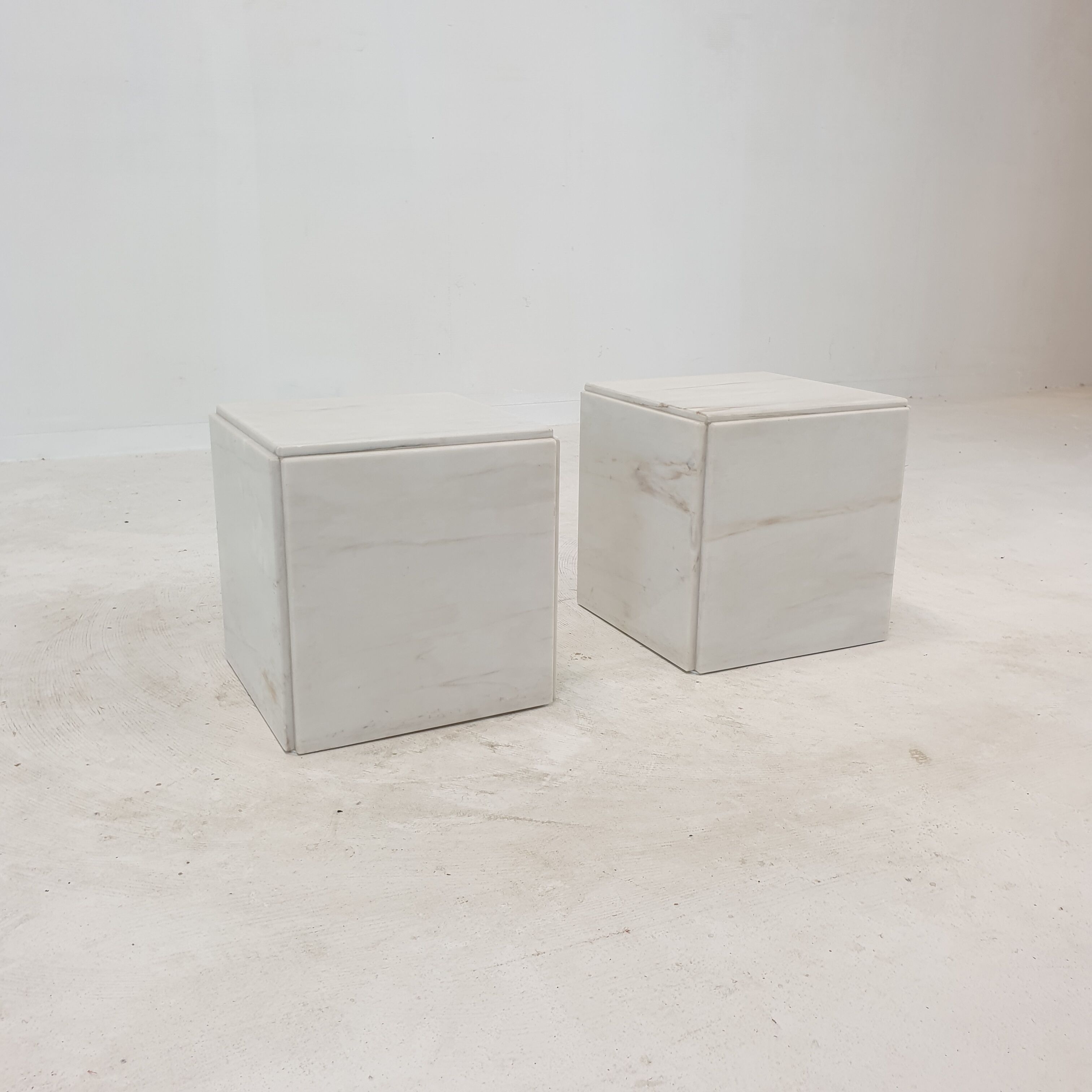 Set of 2 italian marble pedestals or side tables, 1980's