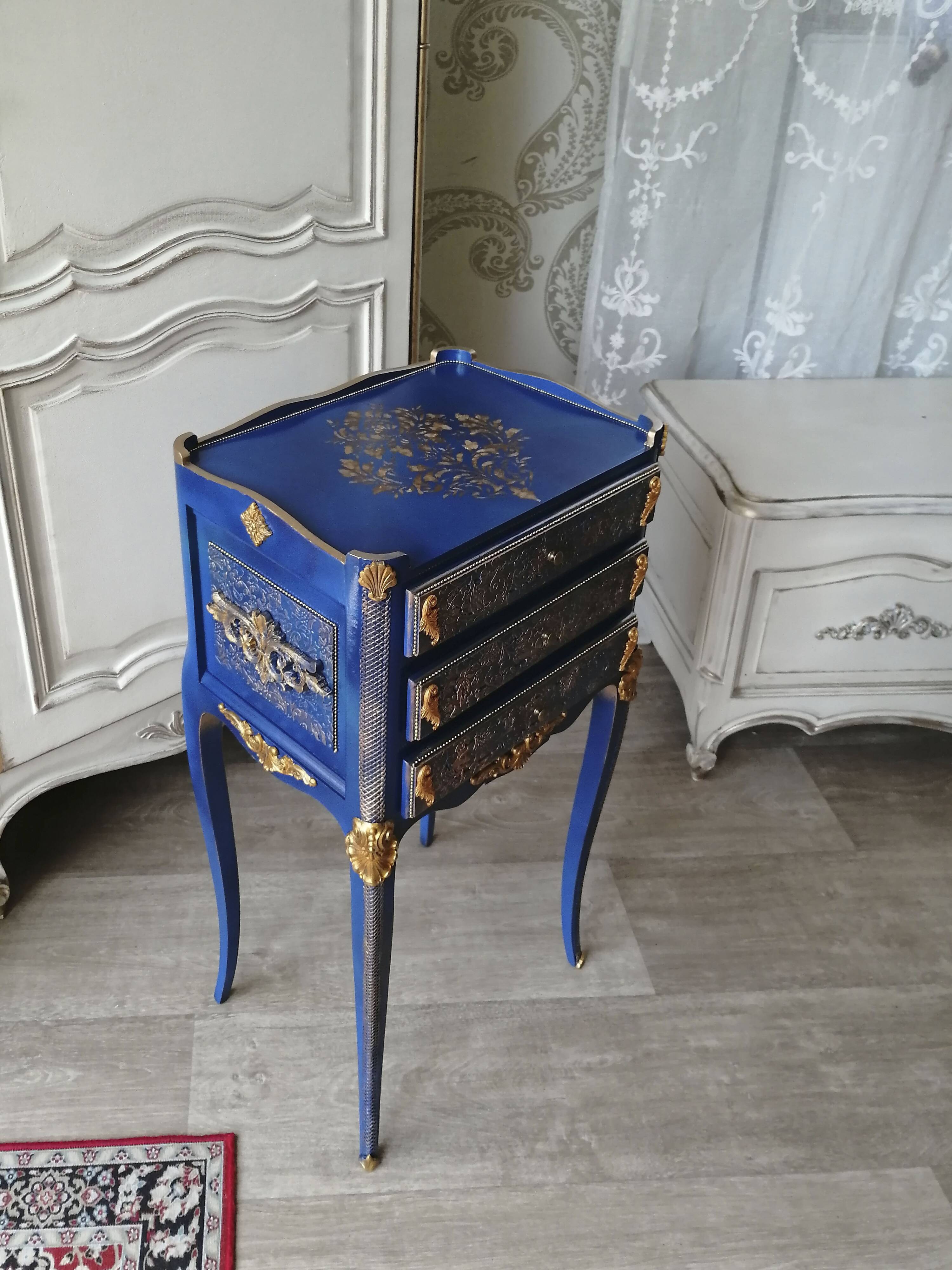 Table de chevet relookée classique – meuble décoratif bleu et doré