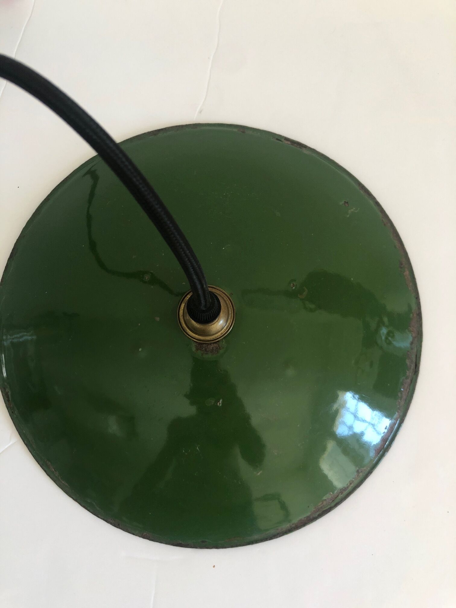 Enamelled green bowl suspension