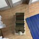 Table basse vintage en verre avec piètement trompe-l’œil livres