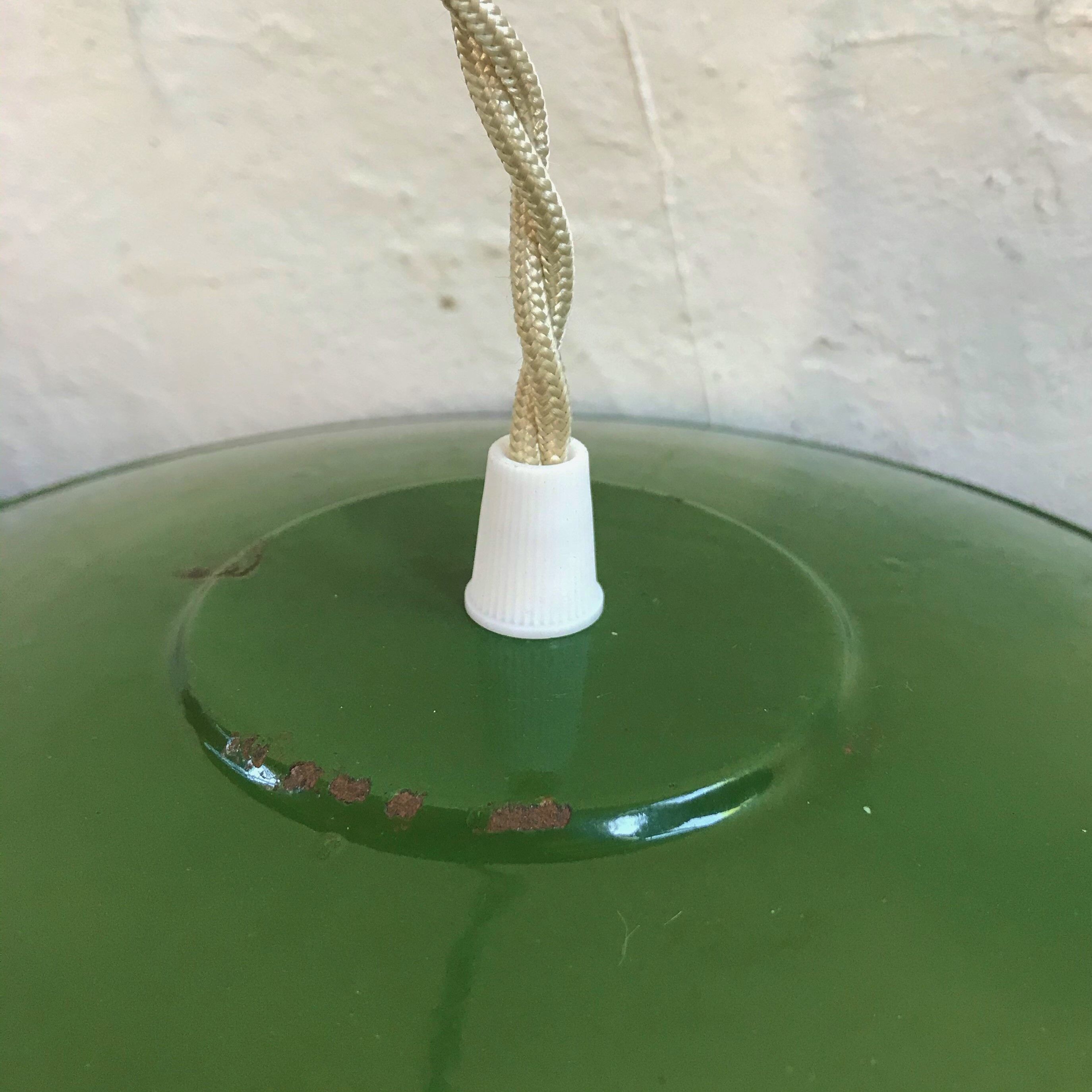 Suspension in green enamelled sheet metal