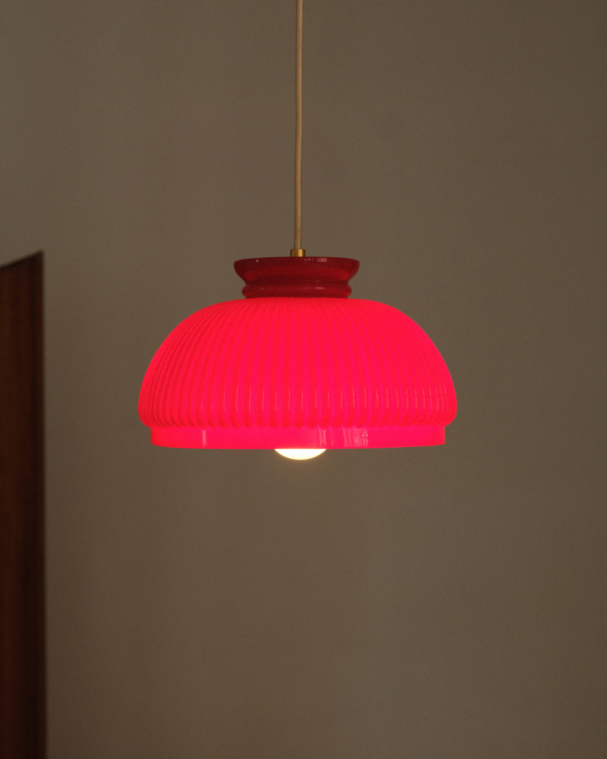 Red opaline suspension