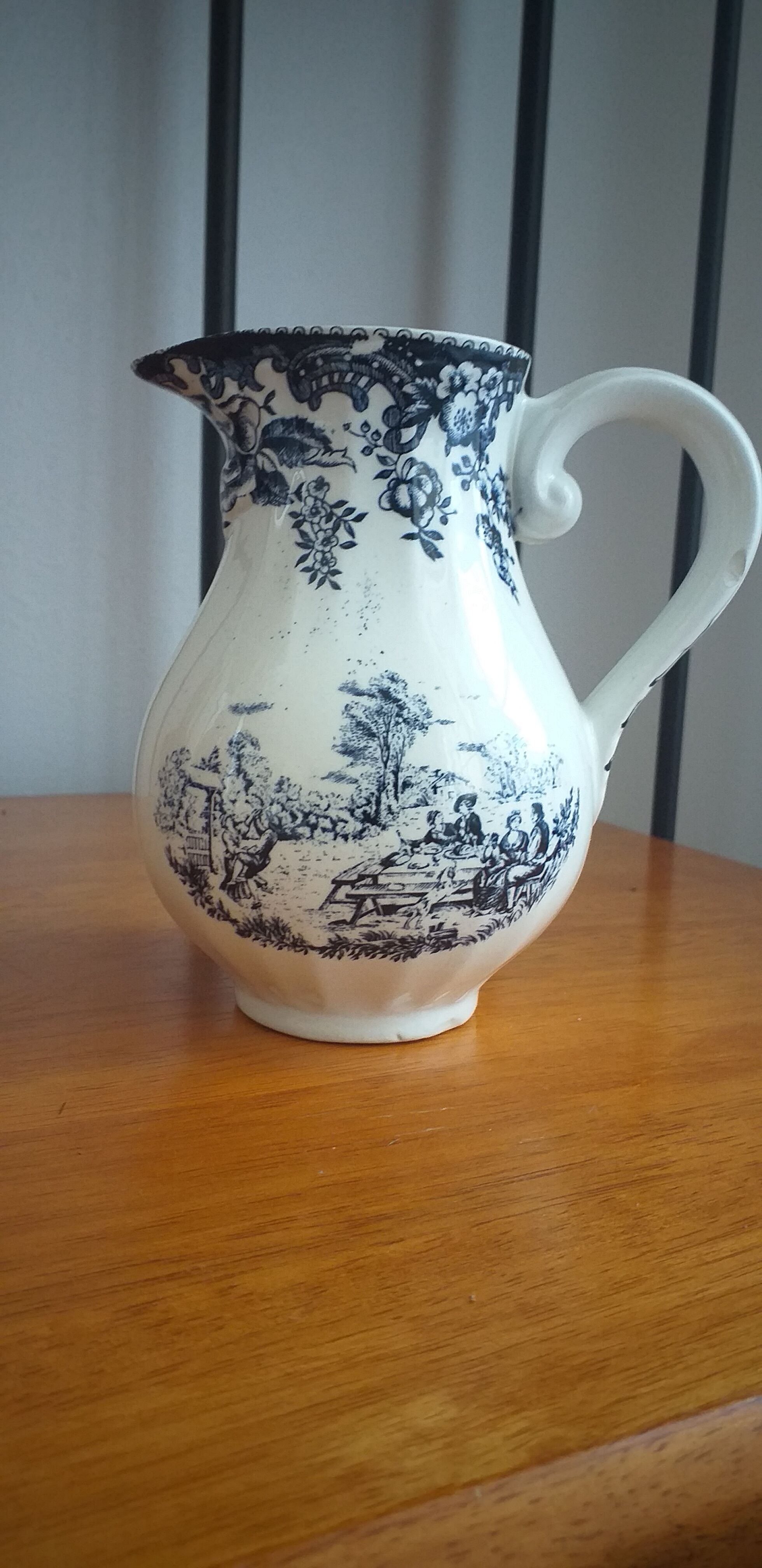 Porcelain creamer or milk pot
