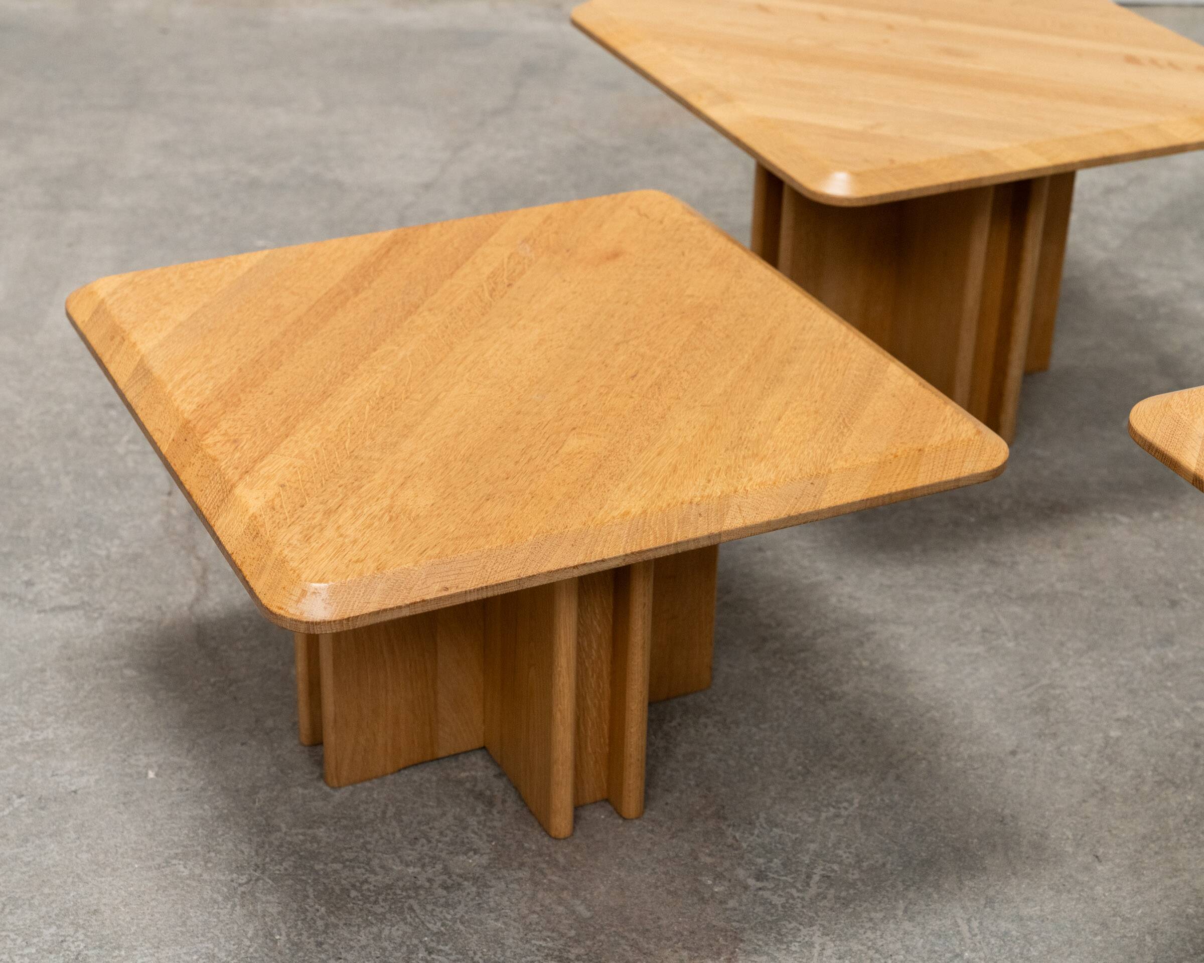 Ensemble de trois tables gigognes en chêne blond, années 80