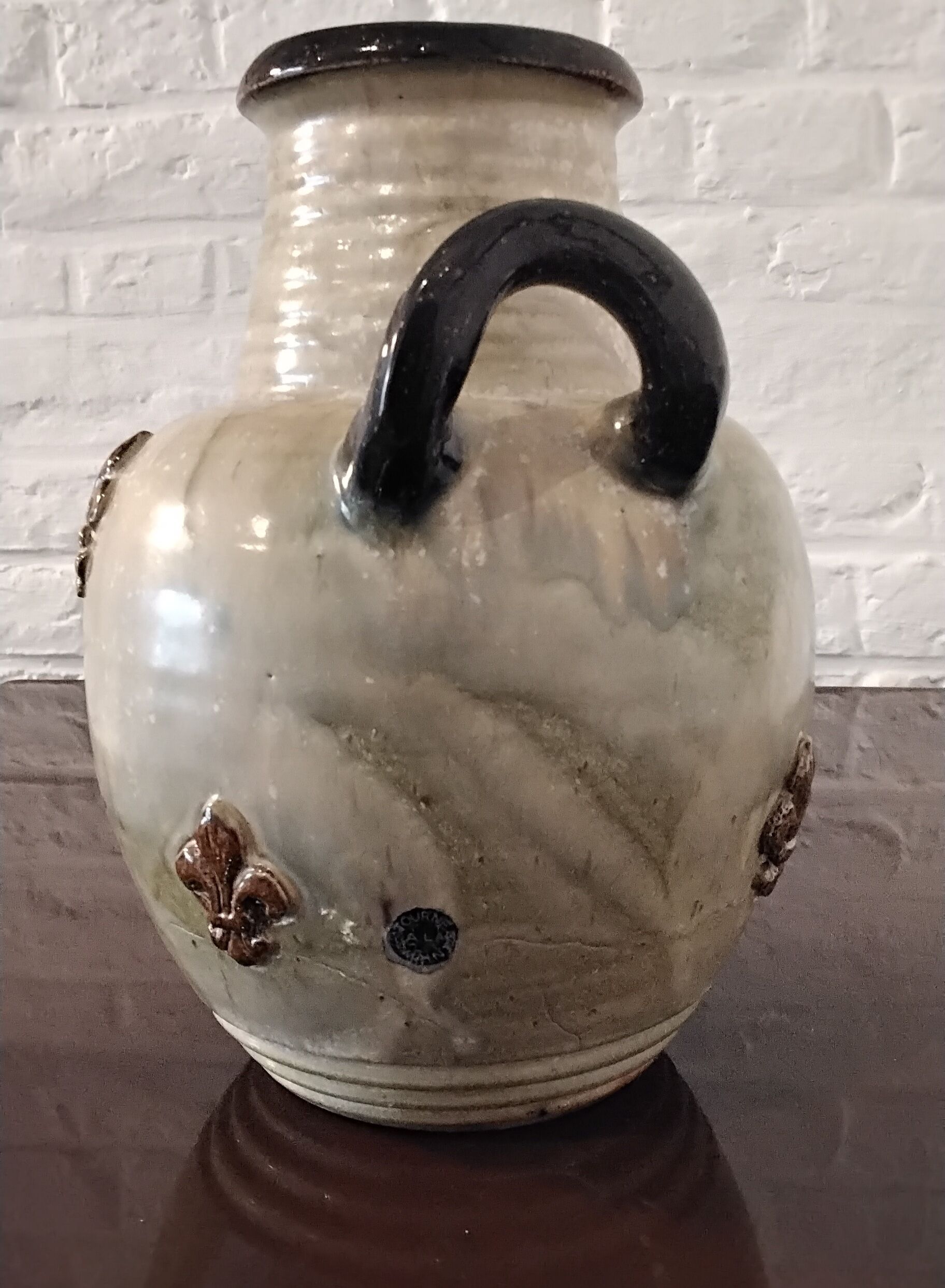 Vase with handles in Guérin sandstone