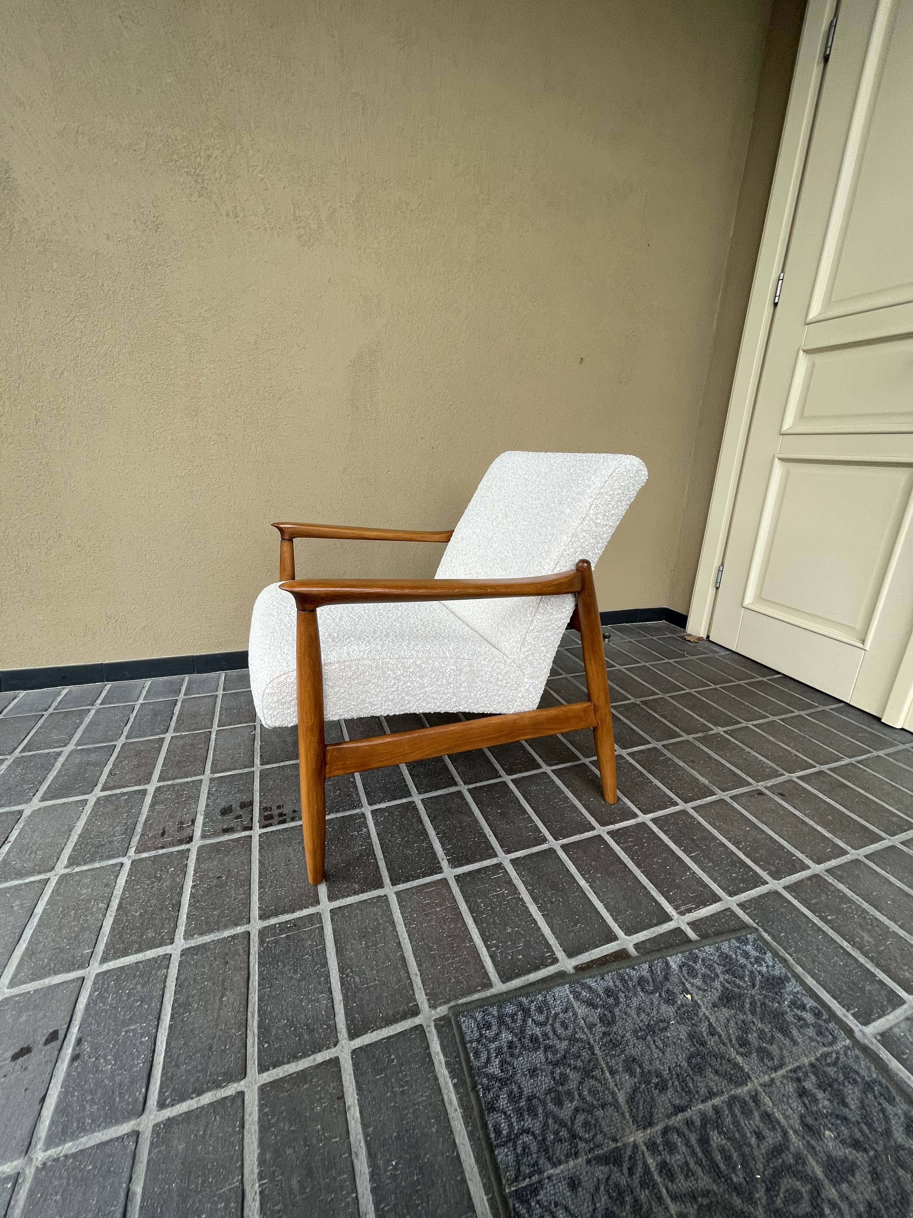Fauteuil blanc bouclé GFM-64 attribué à Edmund Homa, années 1970