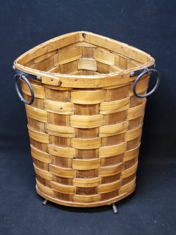 Ancienne corbeille vintage en bois tressé d'angle porte parapluie / panier