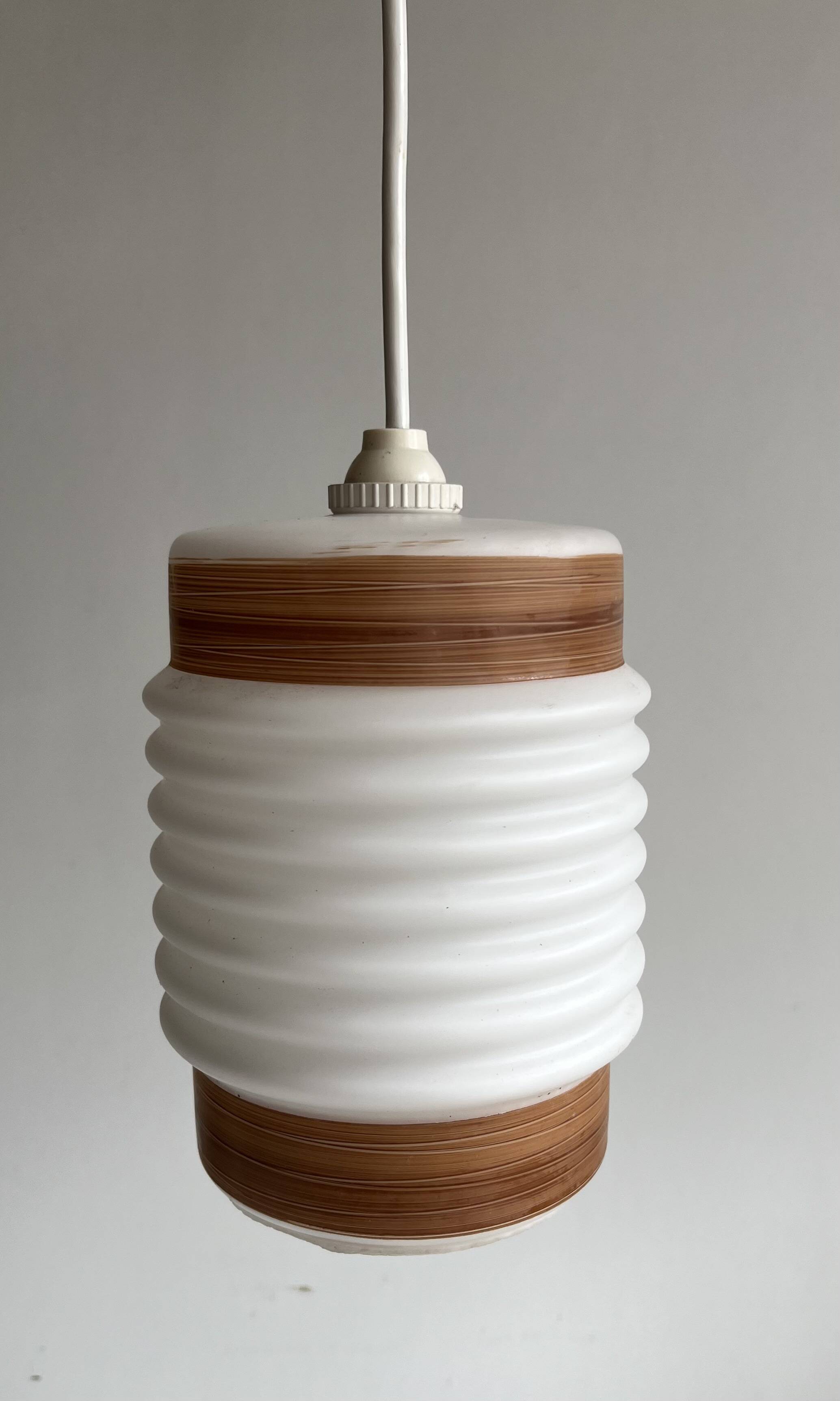 Opaline corrugated tube suspension