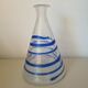 Vase/Carafe conique en verre
soufflé à décor de spirale bleue