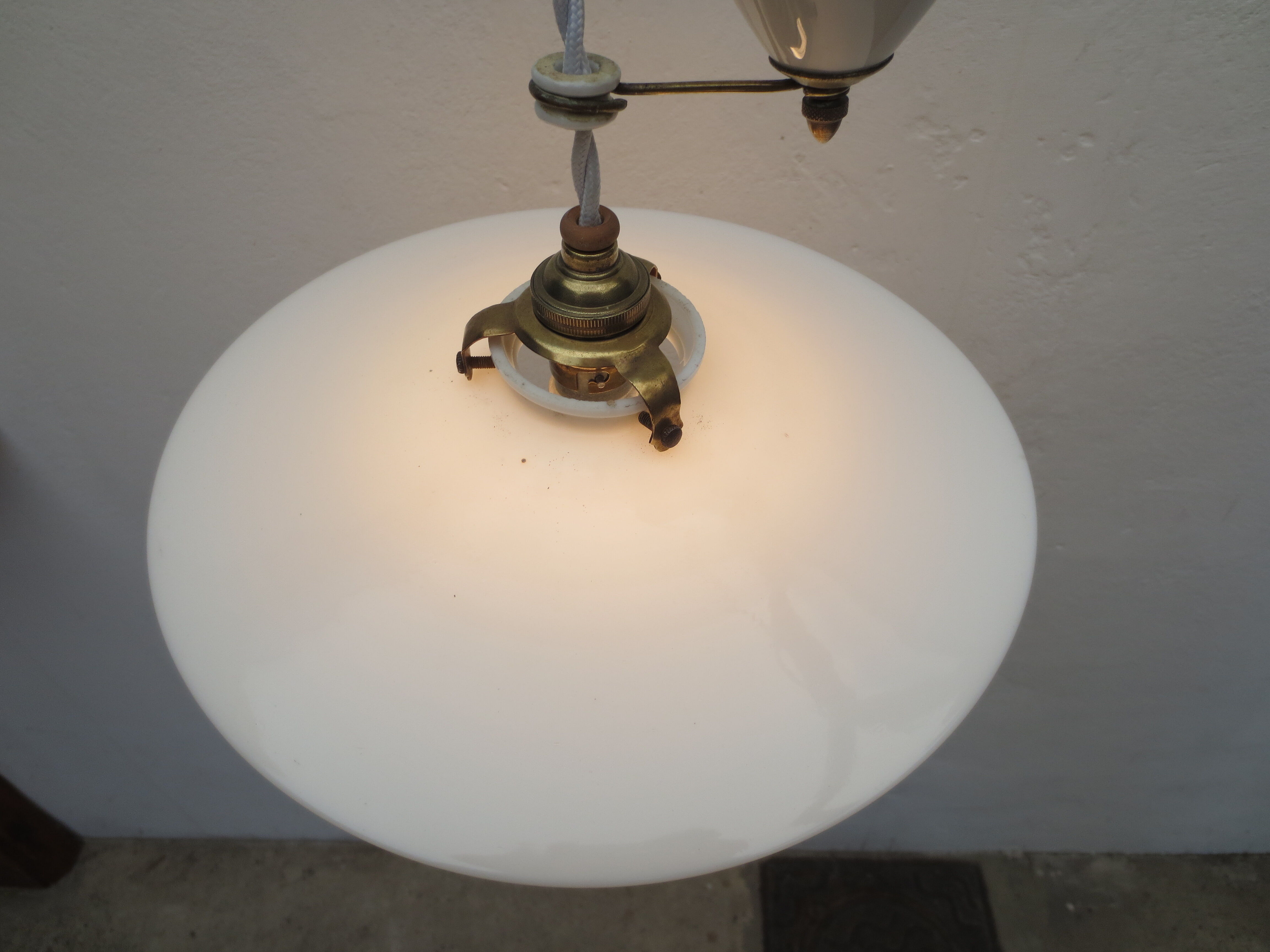Suspension called up and down, porcelain and white opaline