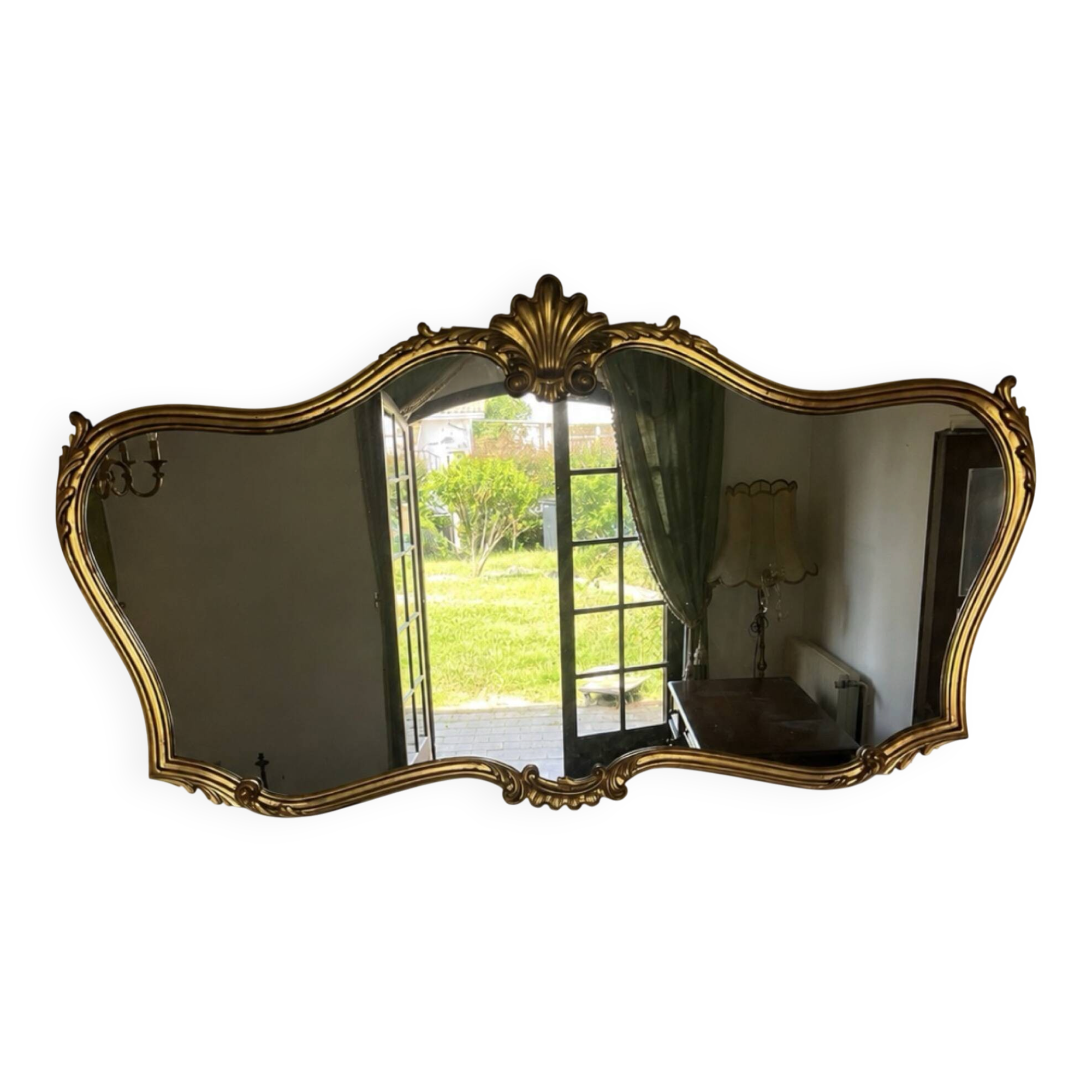 Grand miroir doré style Louis XV / rocaille avec fronton coquille