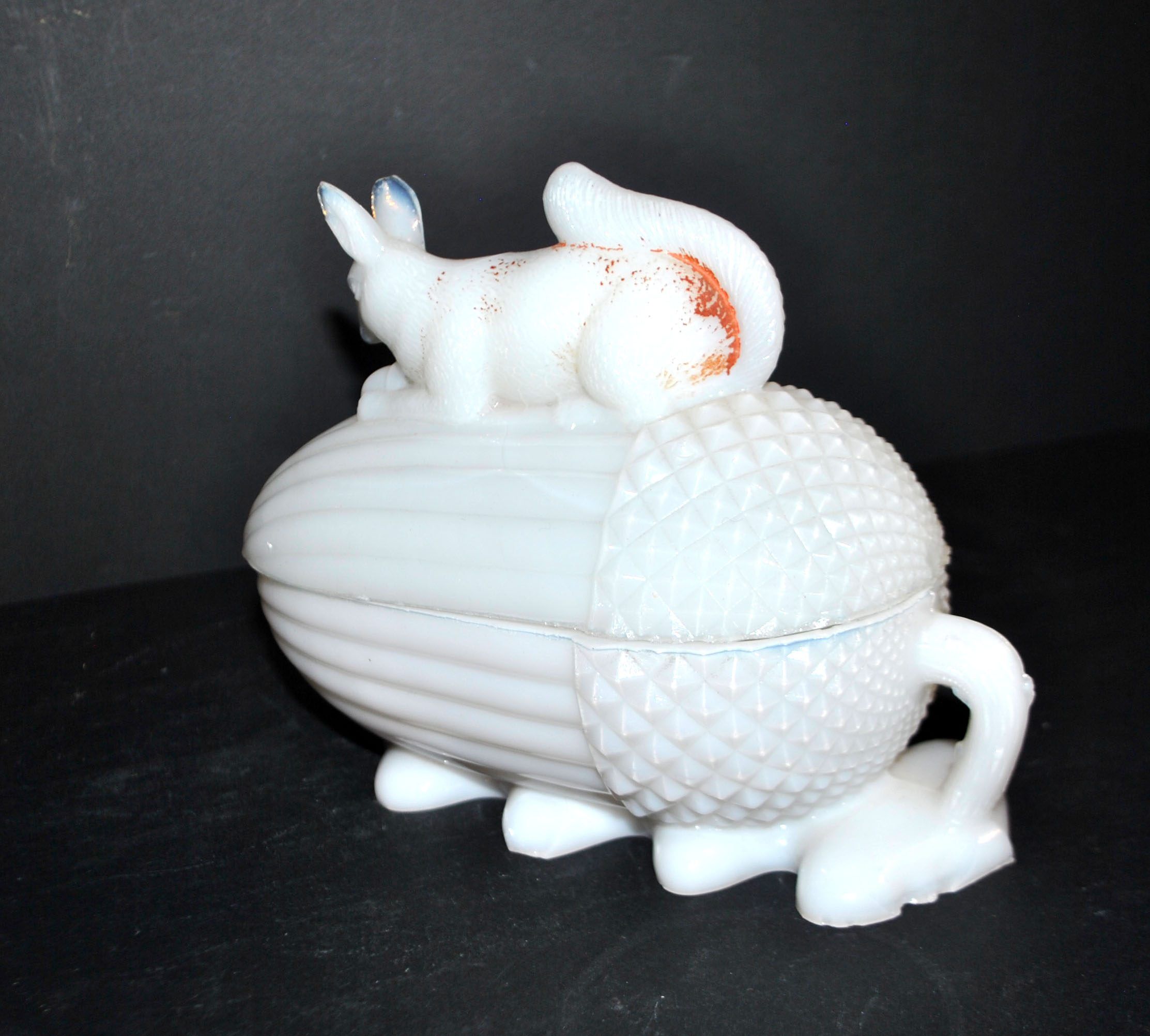 Sucrier écureuil en opaline blanche Vallerysthal, 1910