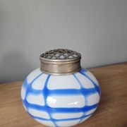 Ancien vase pique fleurs en verre blanc et bleu