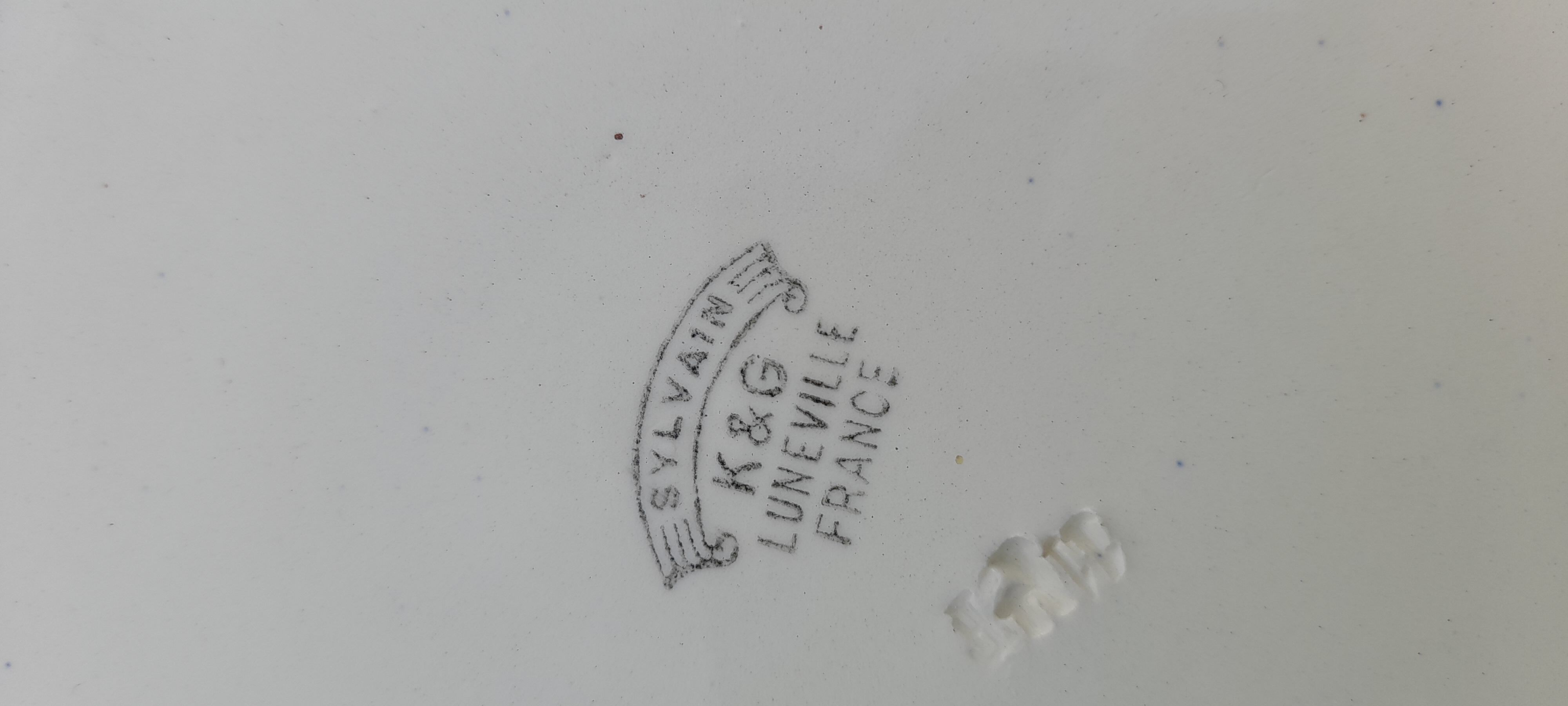 Presentation dish in earthenware of Lunéville KG Keller Guerin model Sylvain diam 29 cm