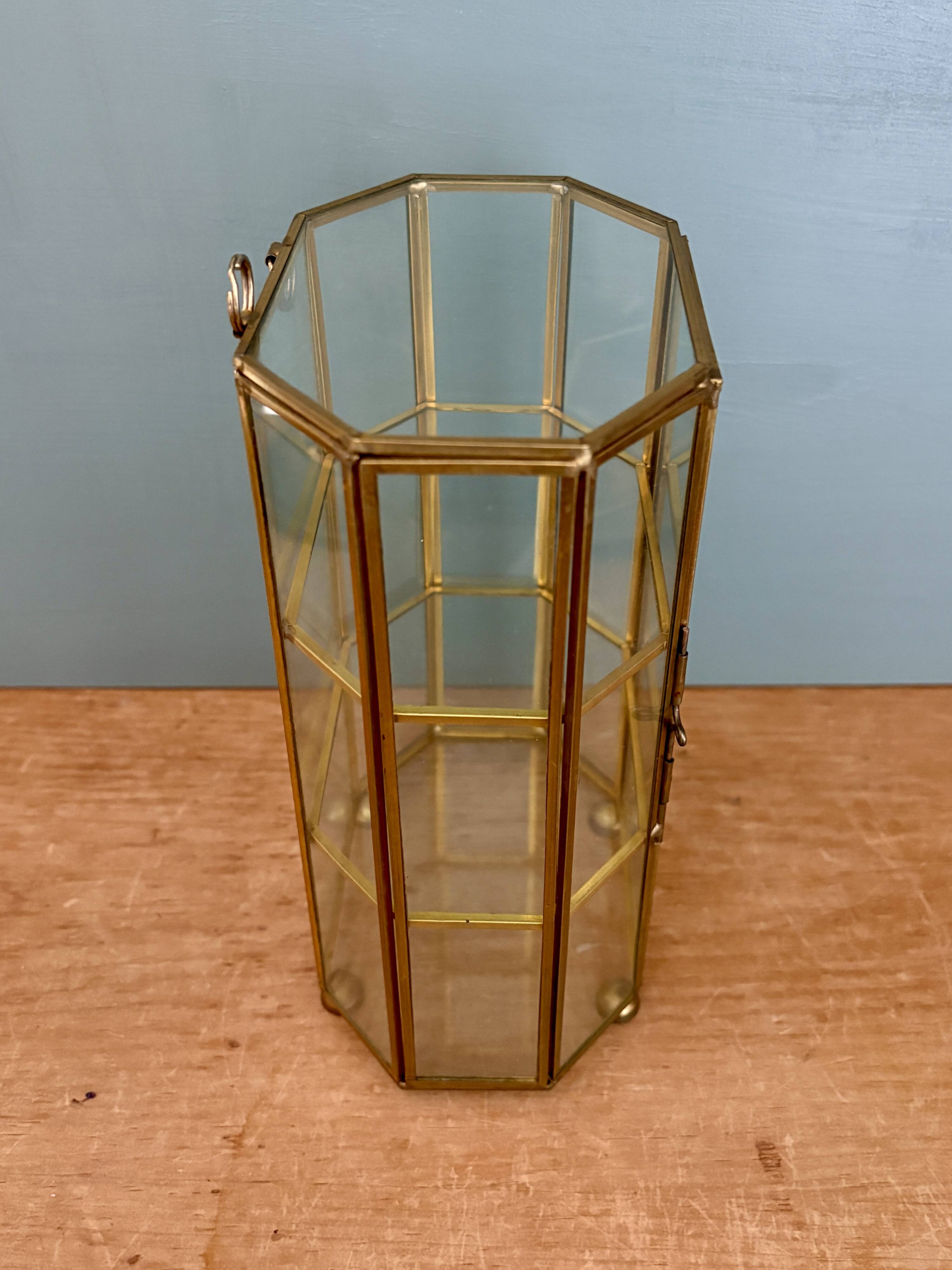 Vitrine vintage en verre et laiton