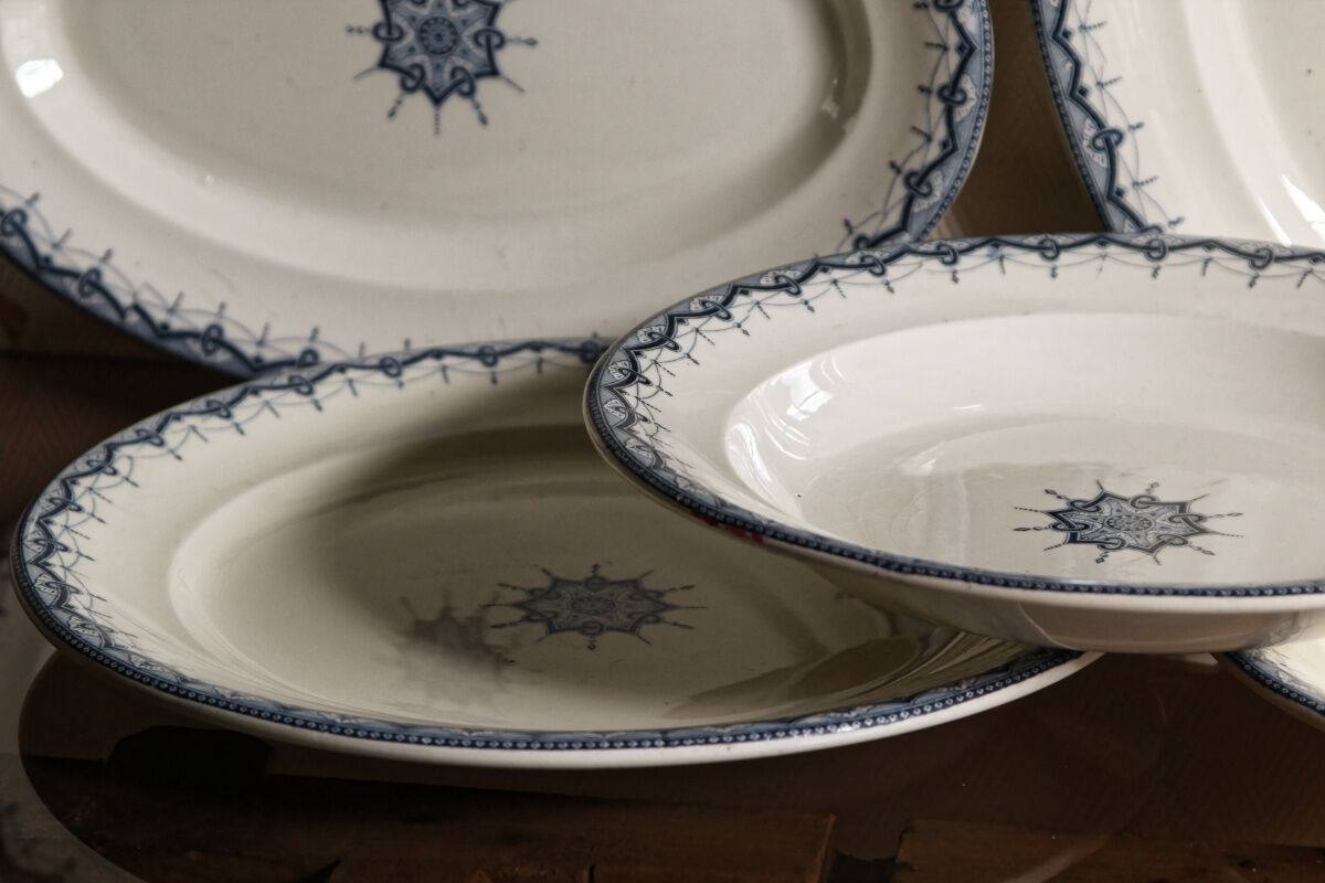 Set of 5 iron earth dishes