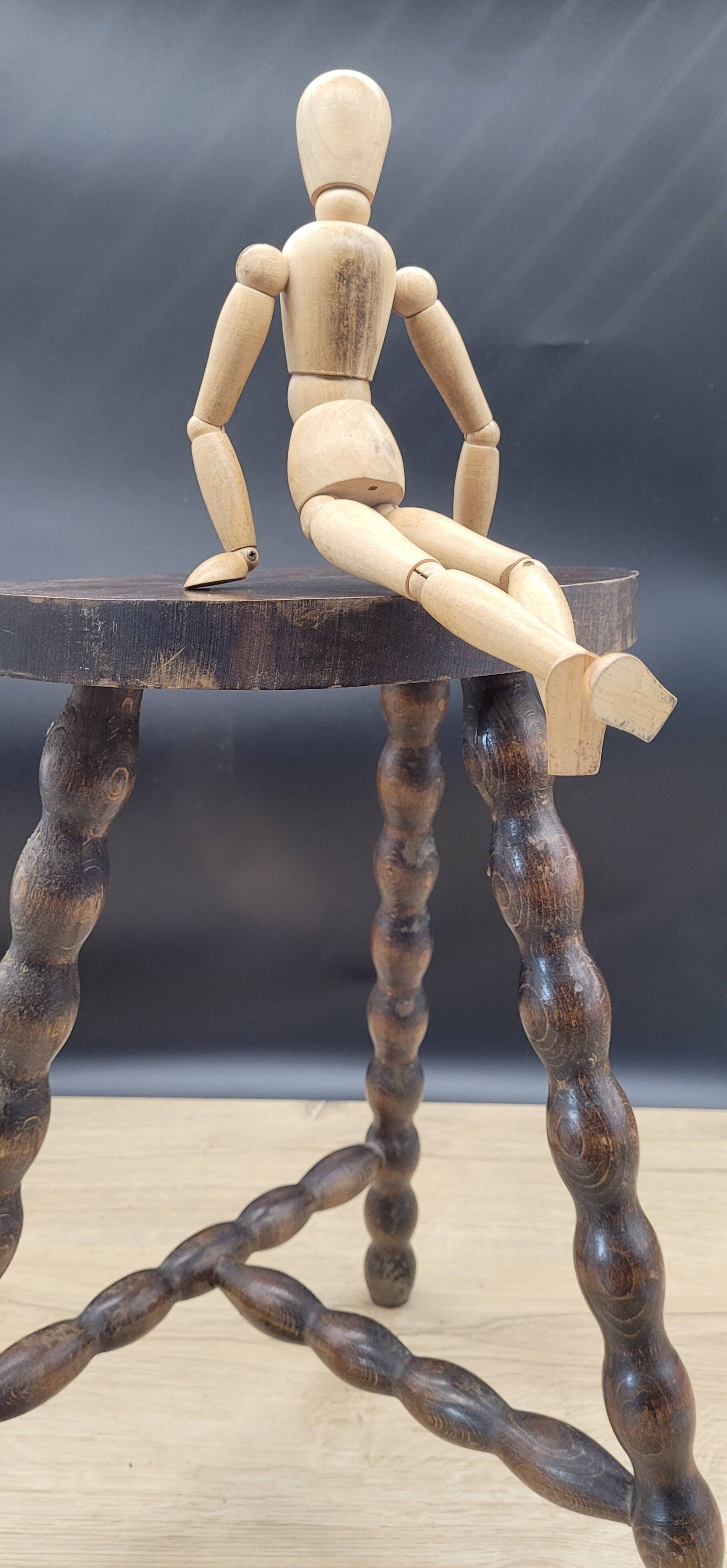 Tripod stool with square ball feet
